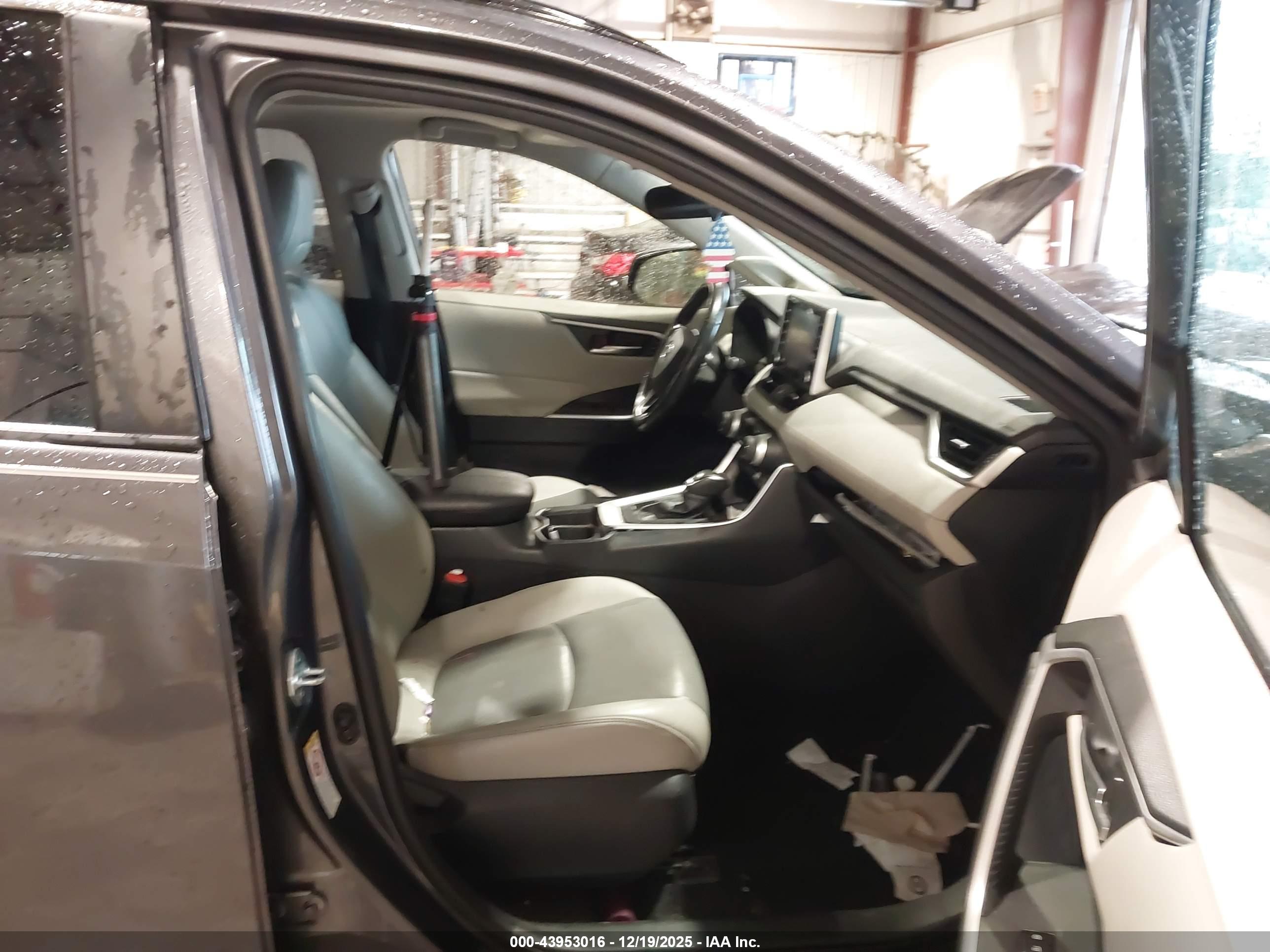 TOYOTA RAV4 image 5