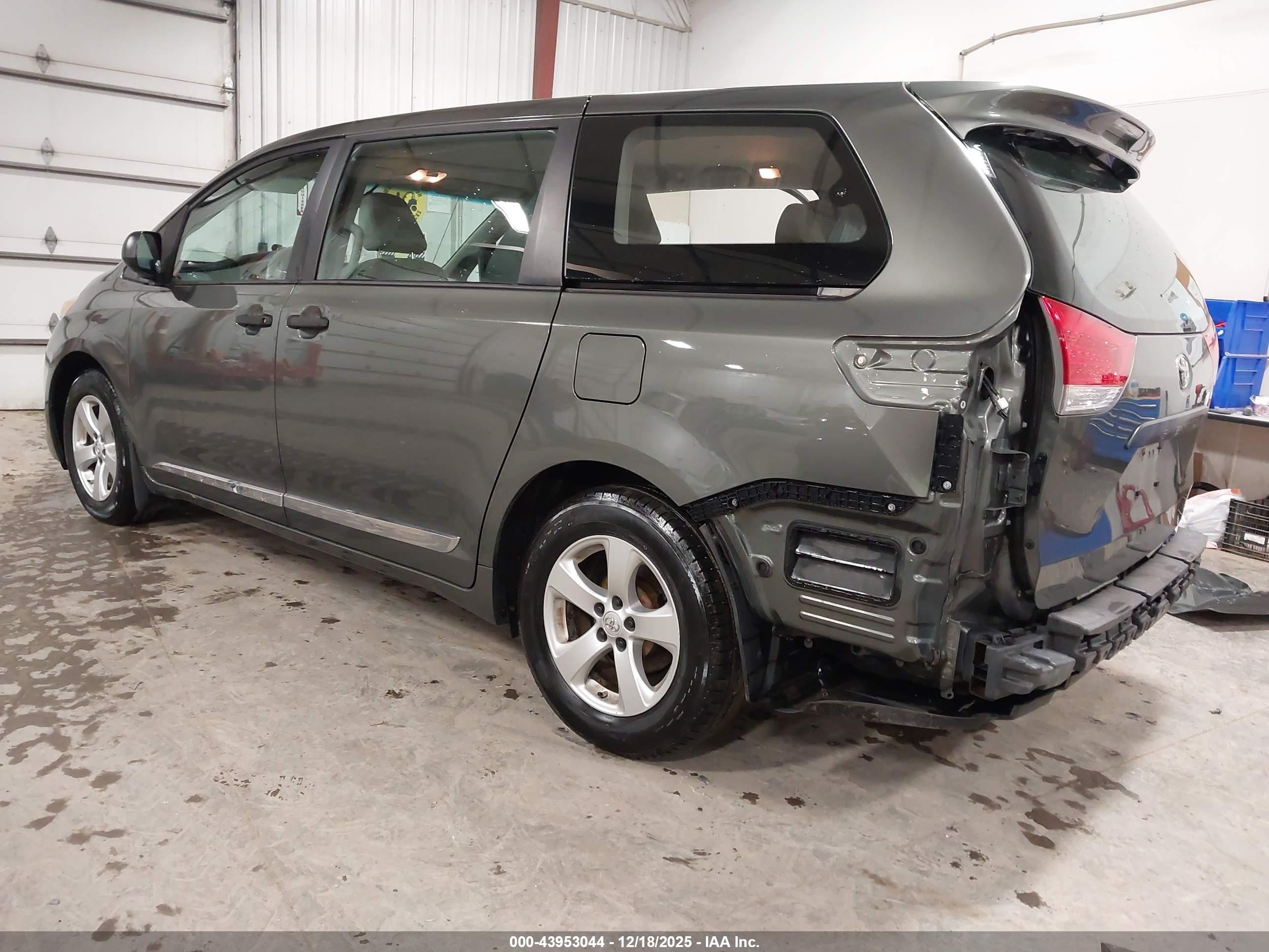 TOYOTA SIENNA image 3