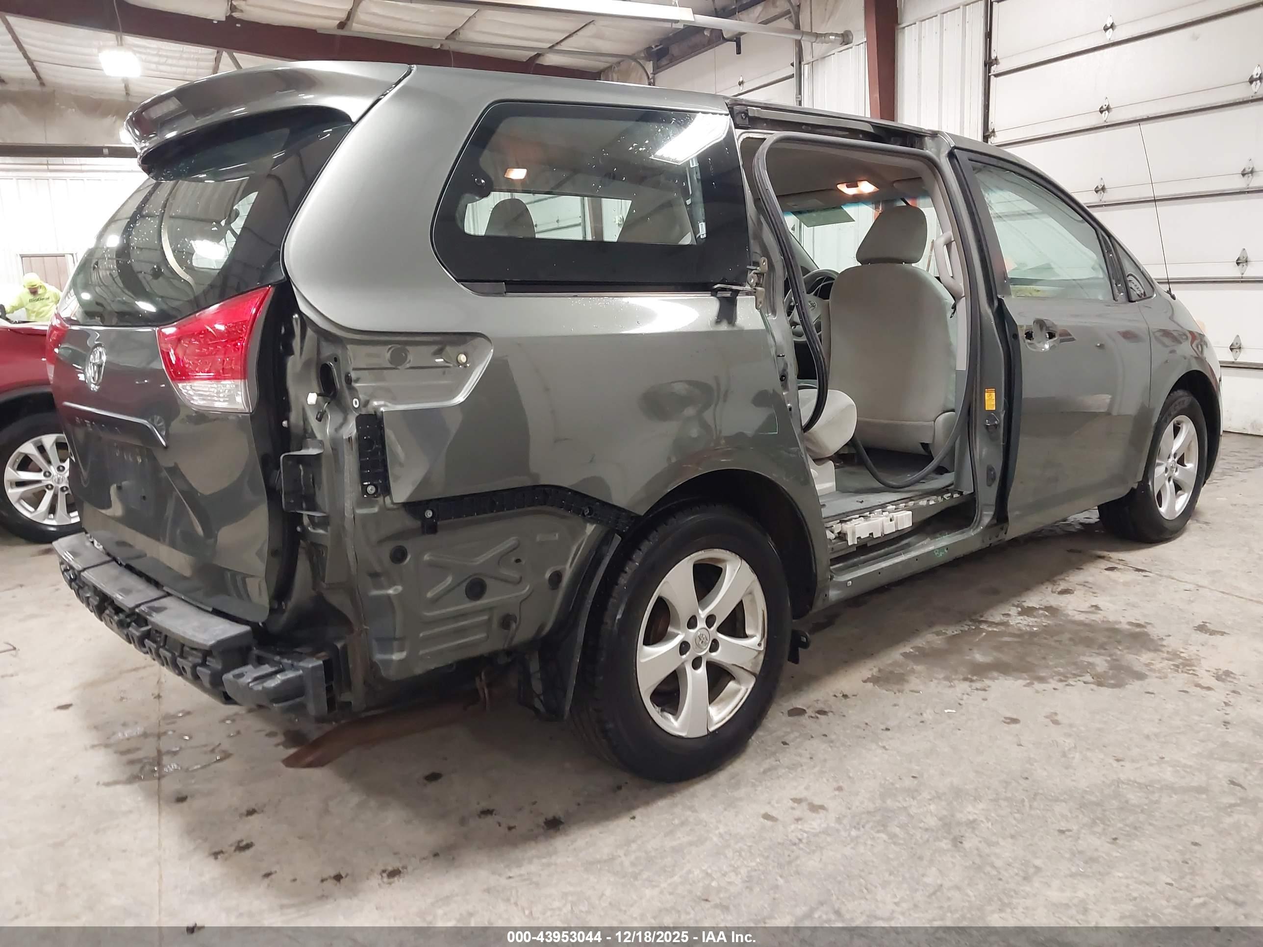 TOYOTA SIENNA image 4