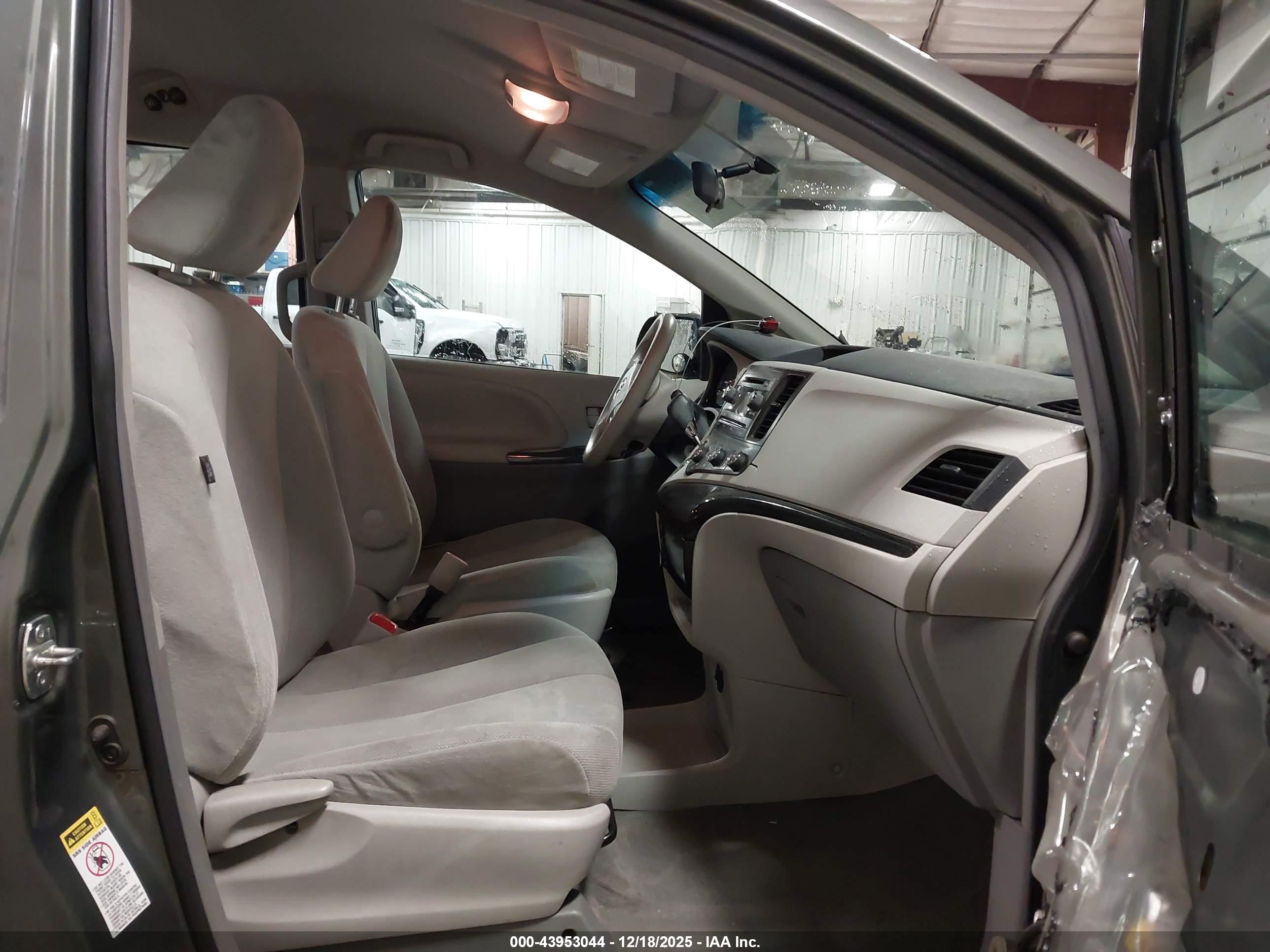 TOYOTA SIENNA image 5