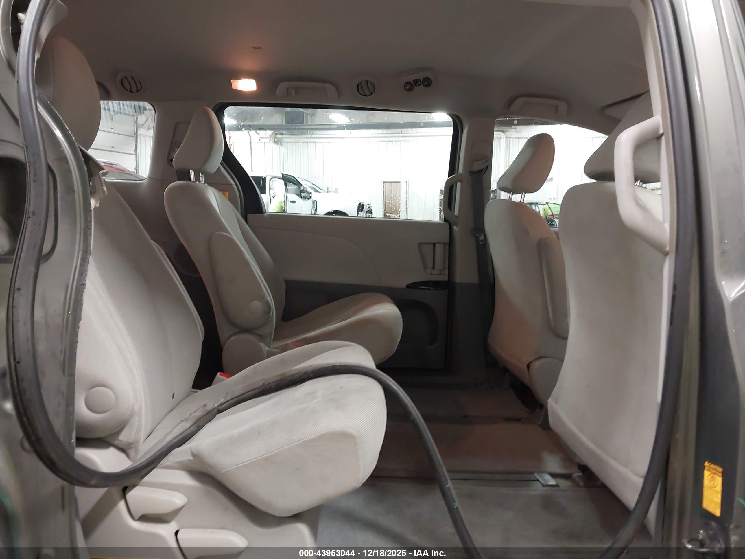 TOYOTA SIENNA image 8
