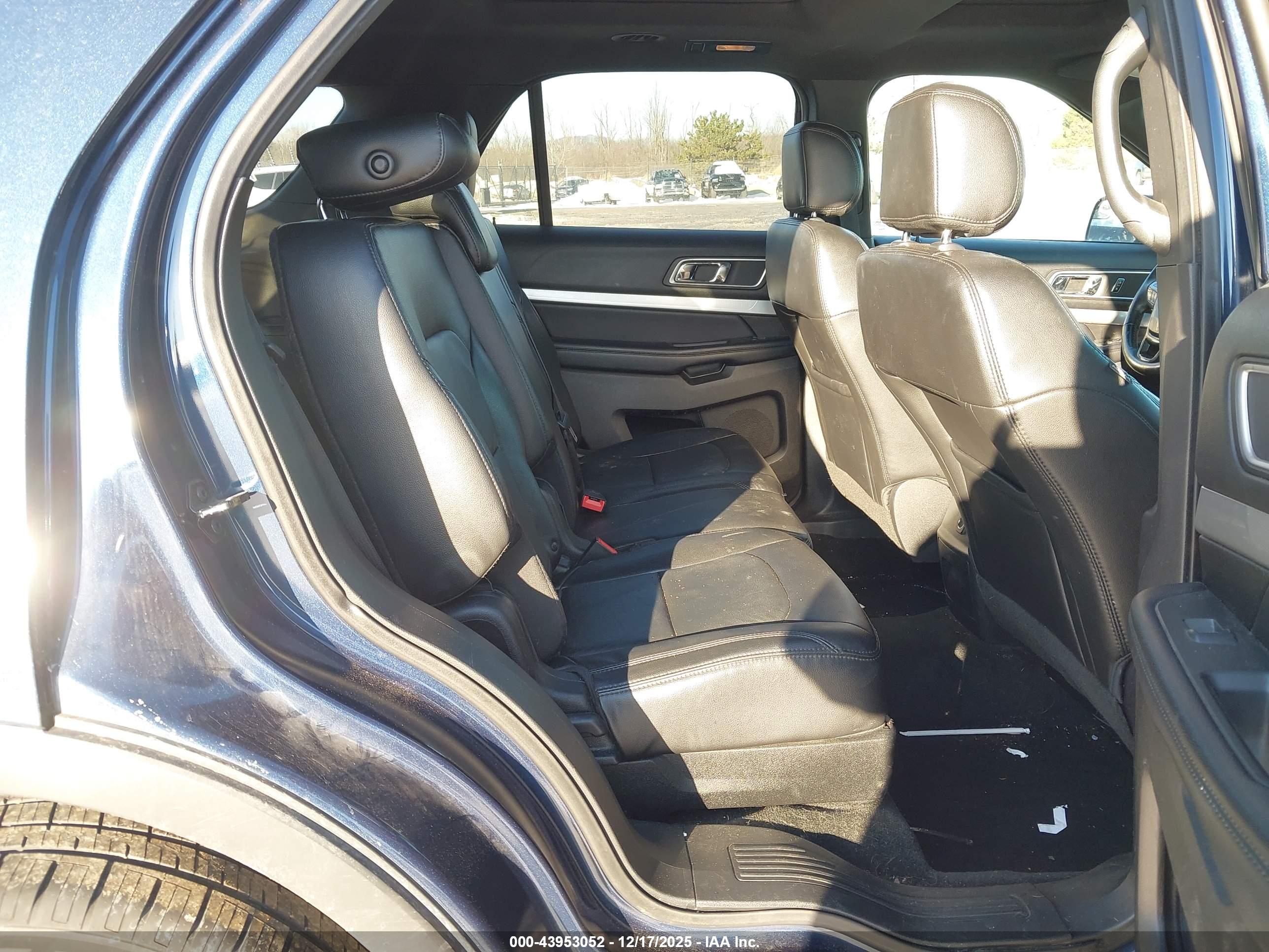 FORD EXPLORER image 8