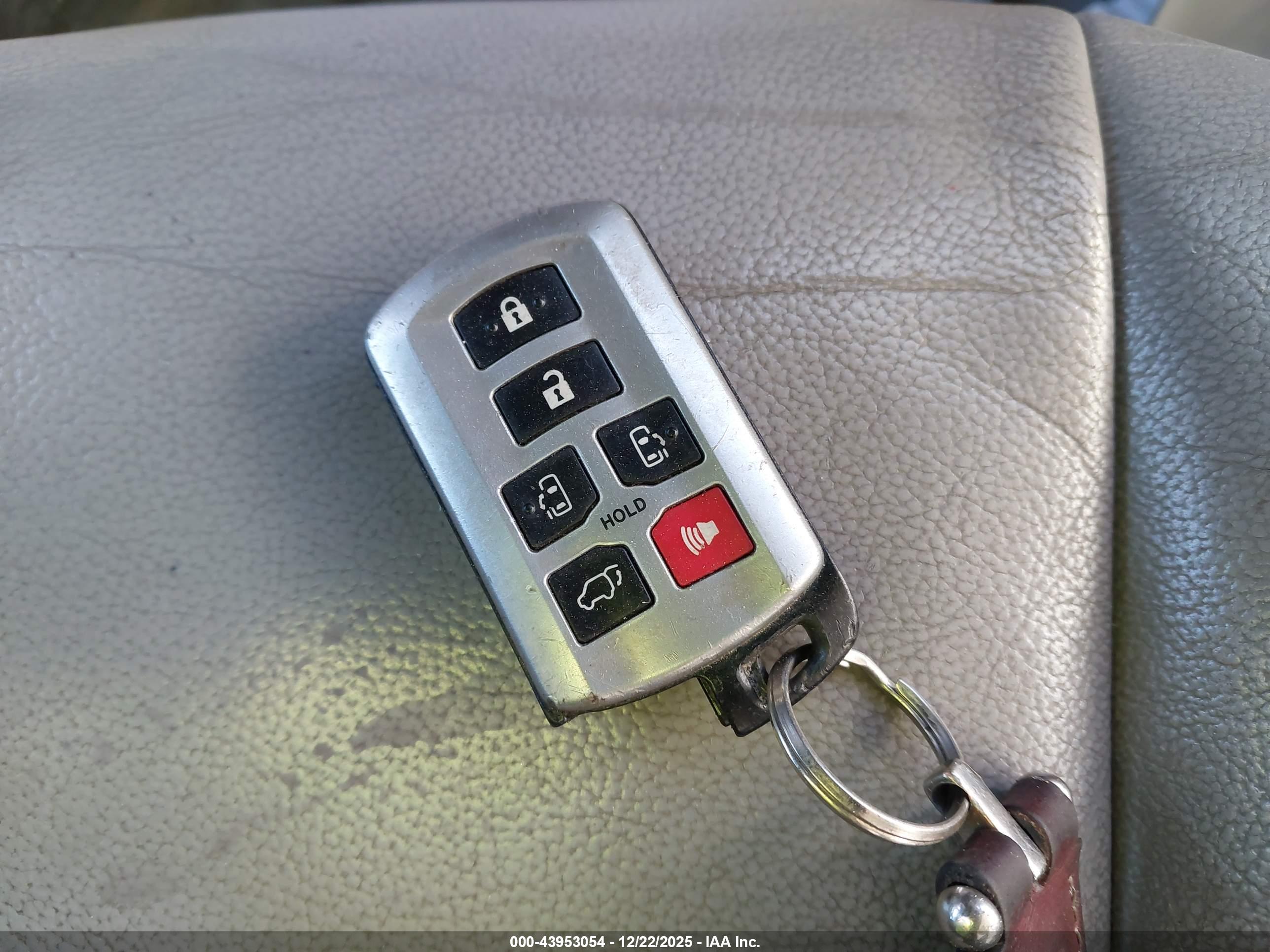 TOYOTA SIENNA image 11