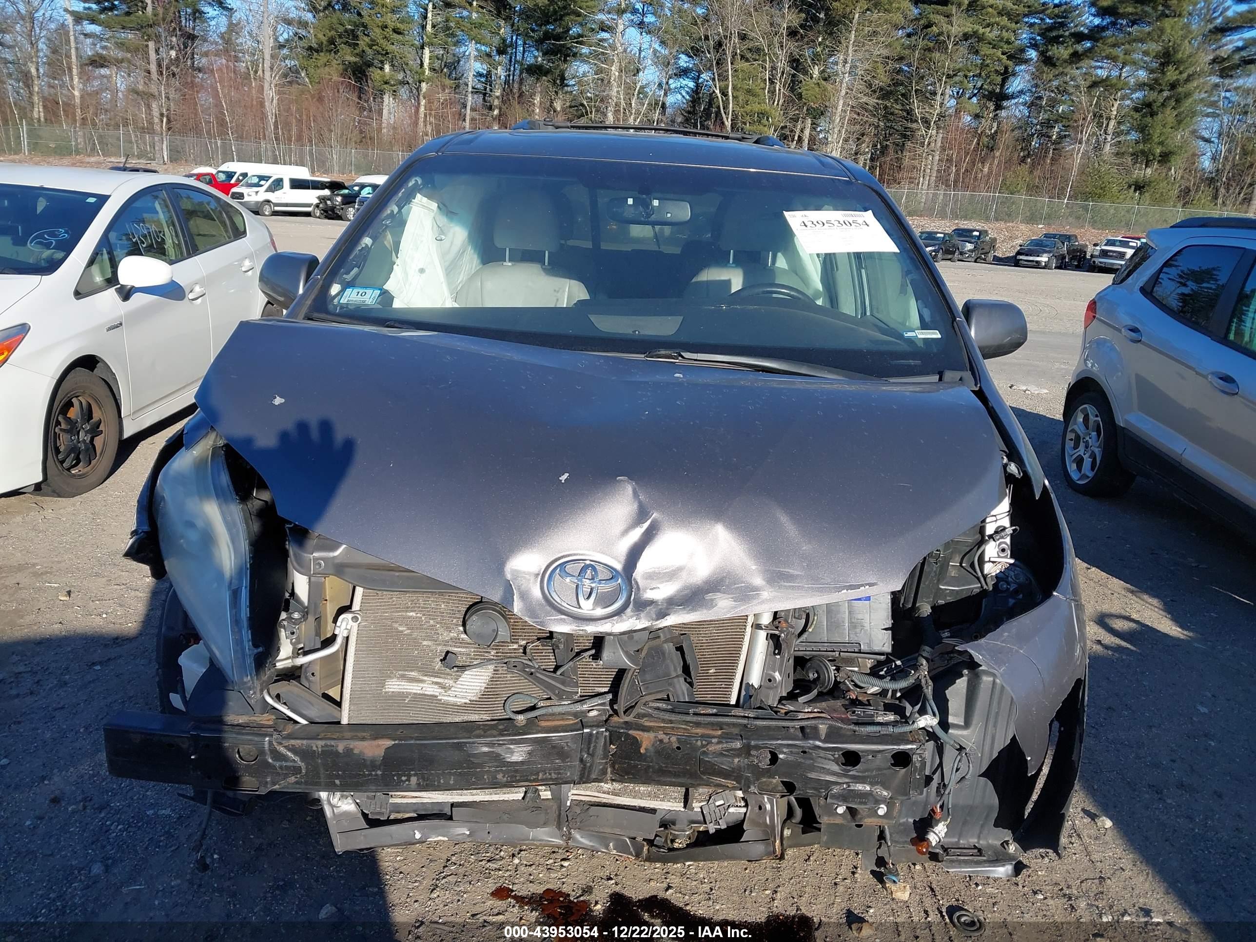 TOYOTA SIENNA image 6