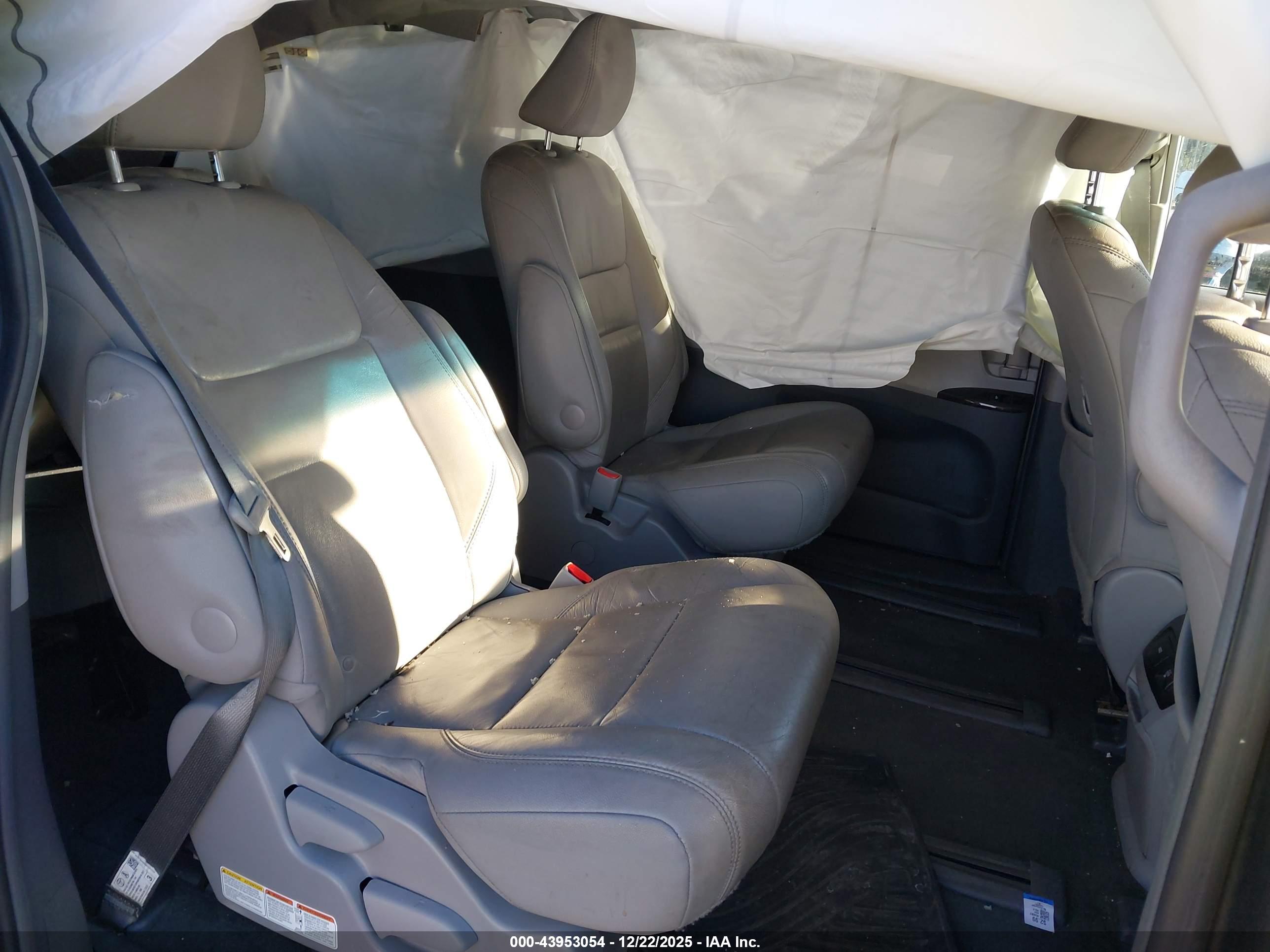 TOYOTA SIENNA image 8