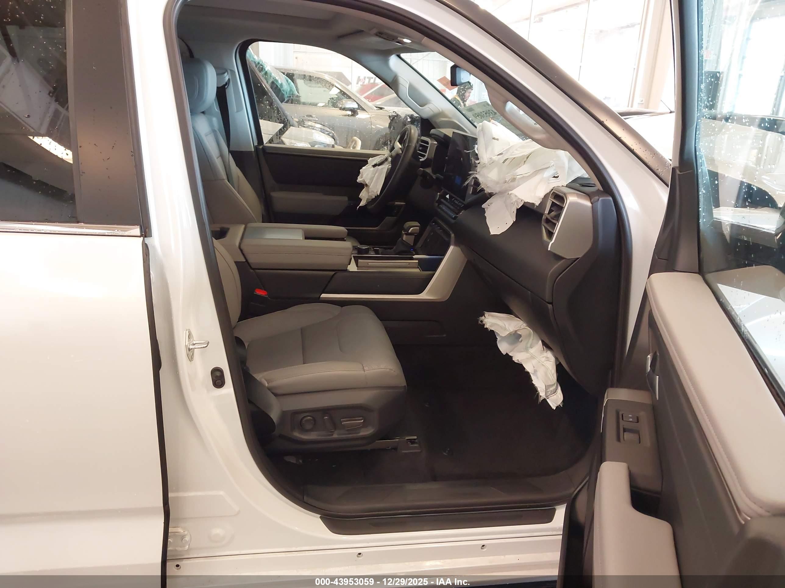 TOYOTA SEQUOIA image 5