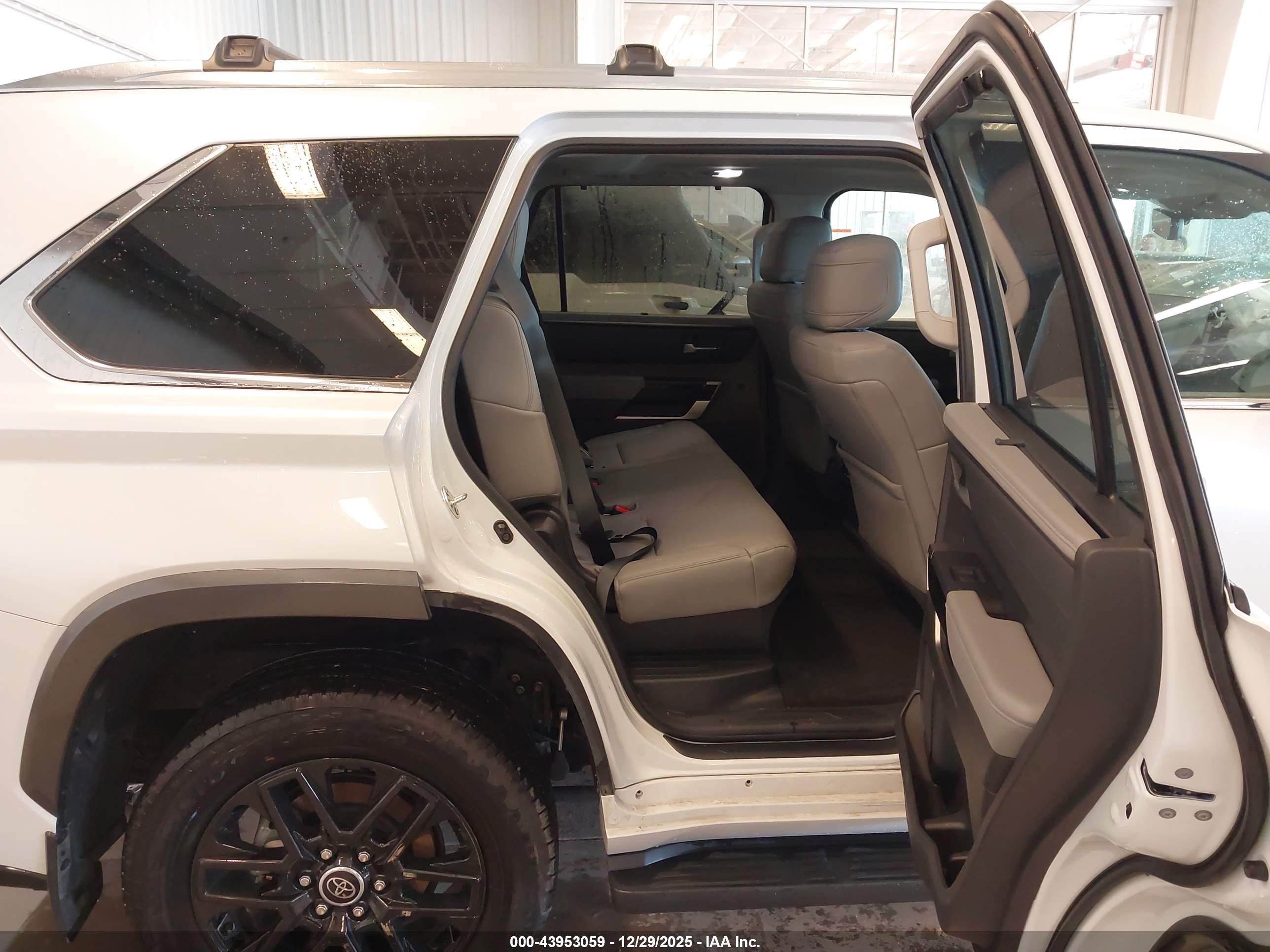 TOYOTA SEQUOIA image 8