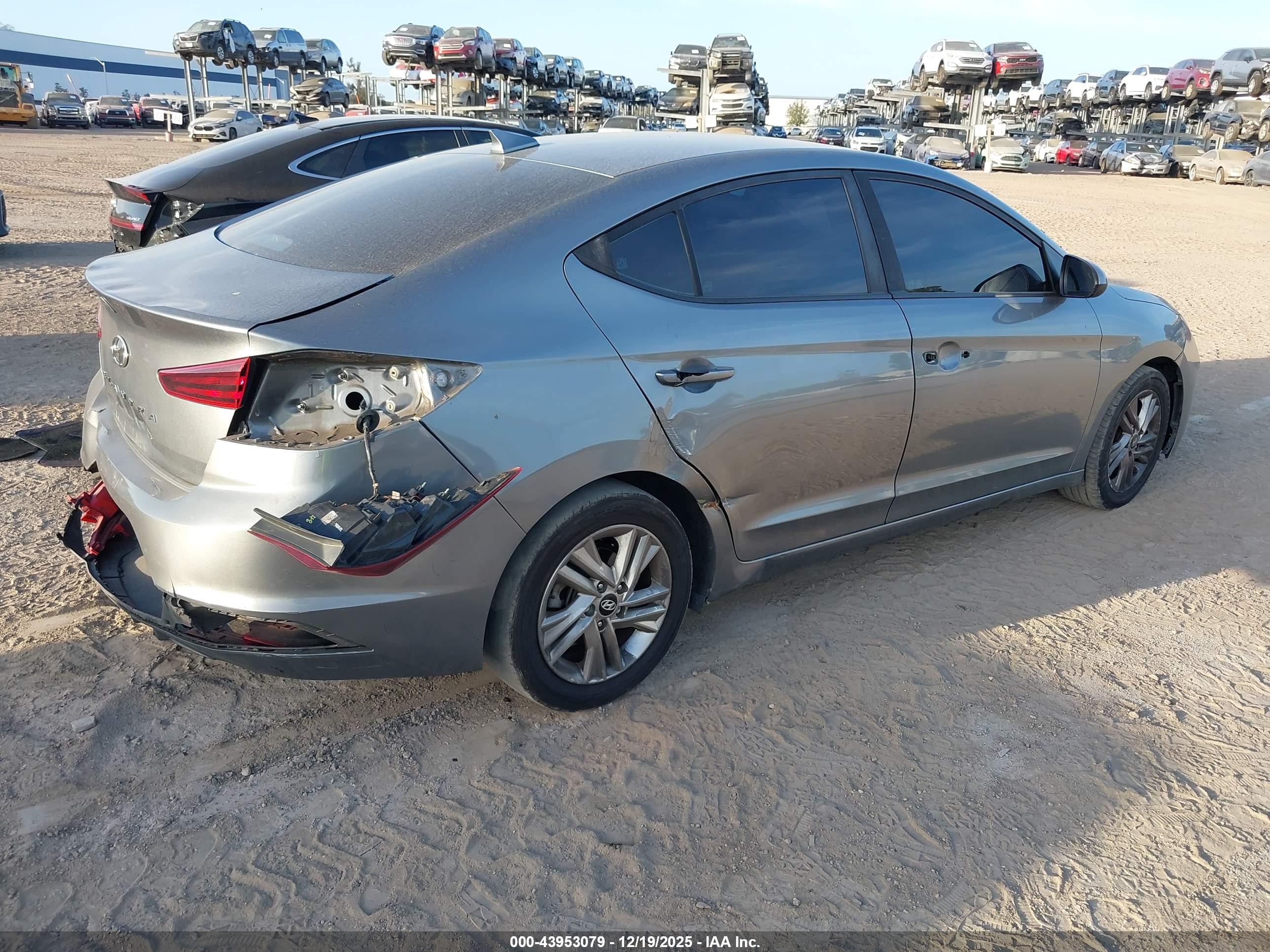 HYUNDAI ELANTRA image 4