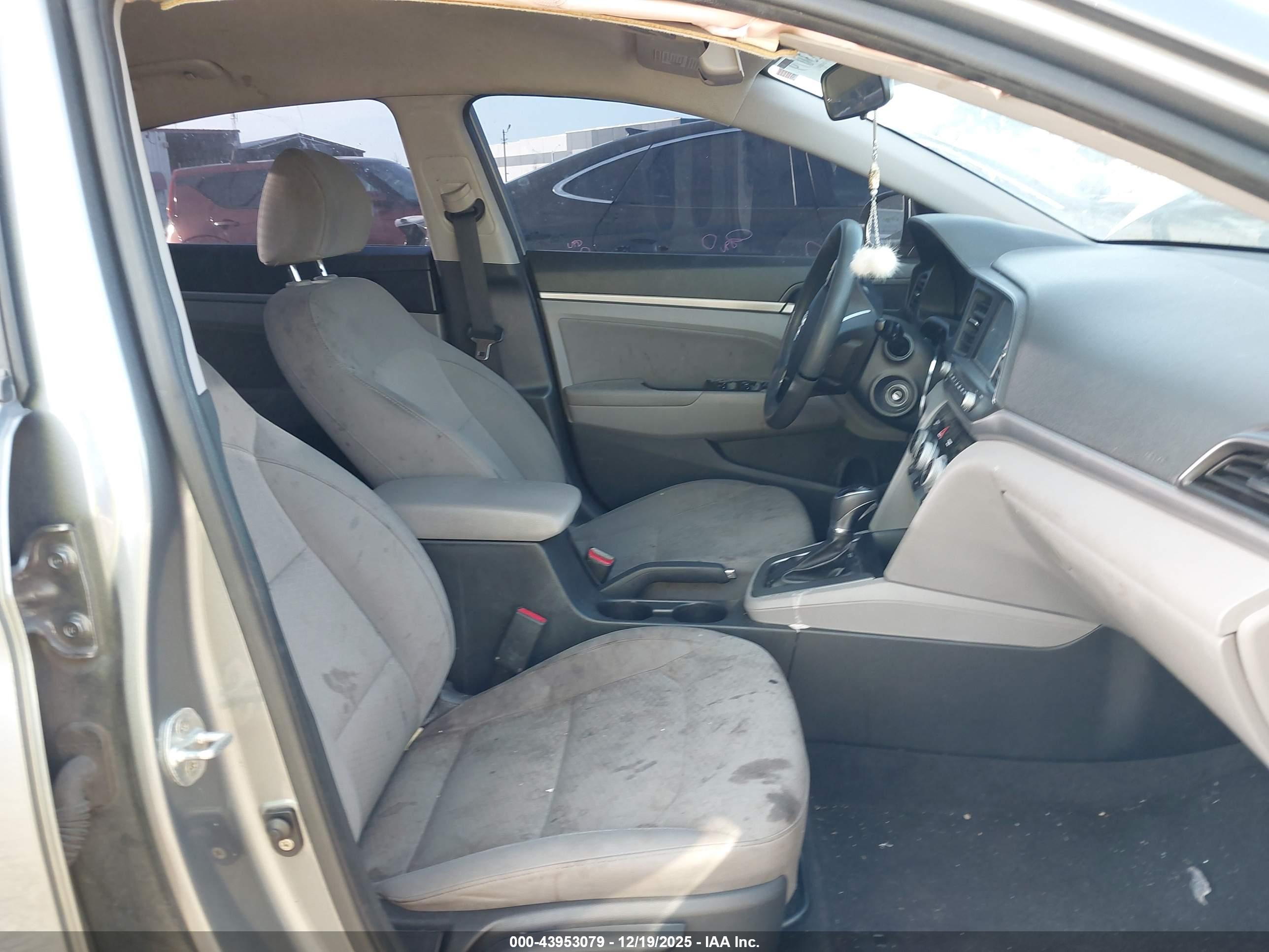 HYUNDAI ELANTRA image 5