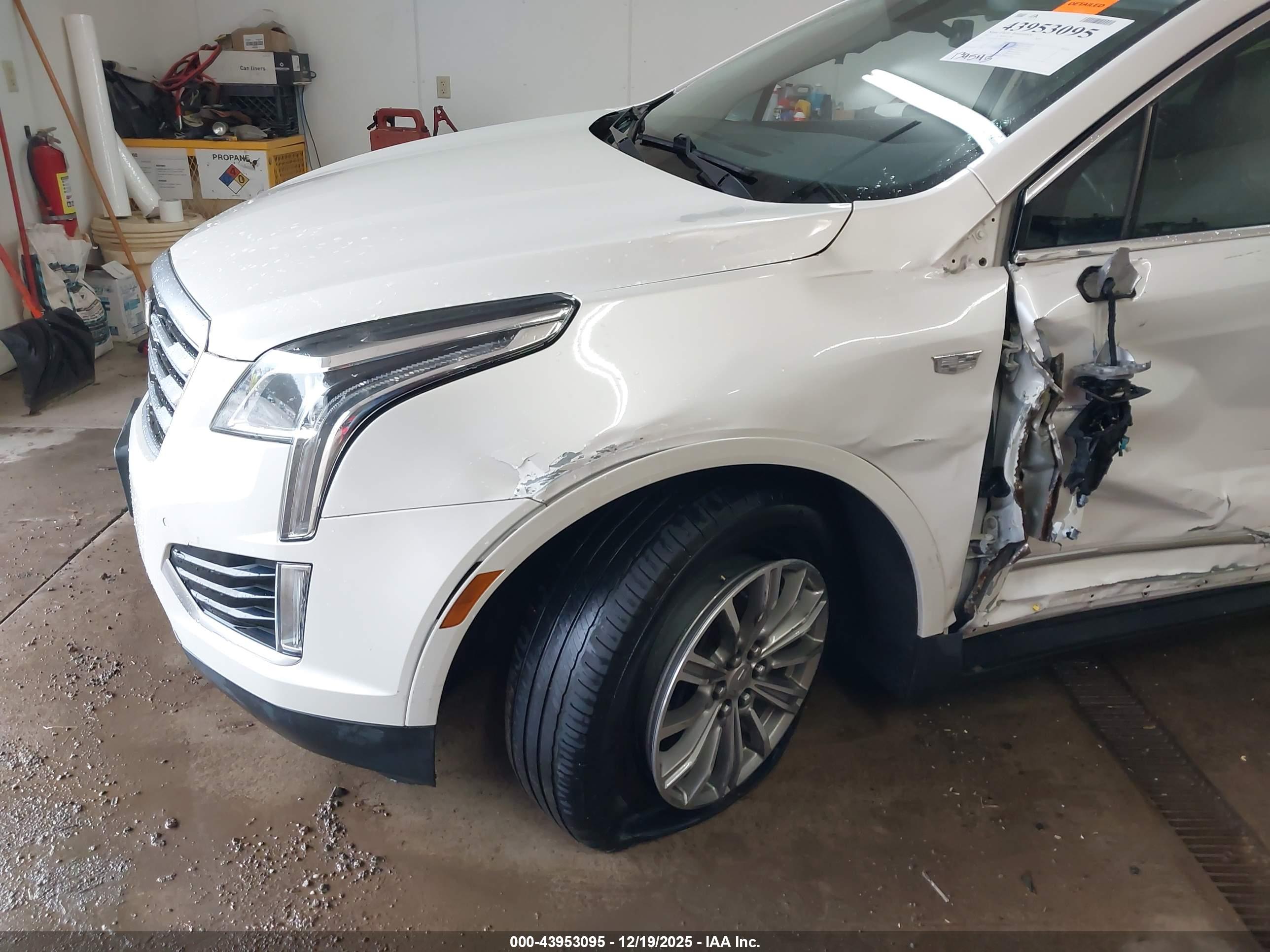 CADILLAC XT5 image 2