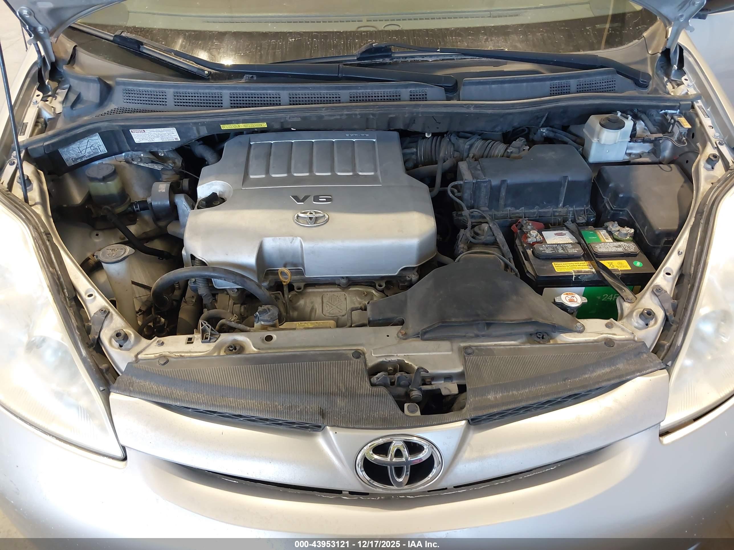 TOYOTA SIENNA image 10