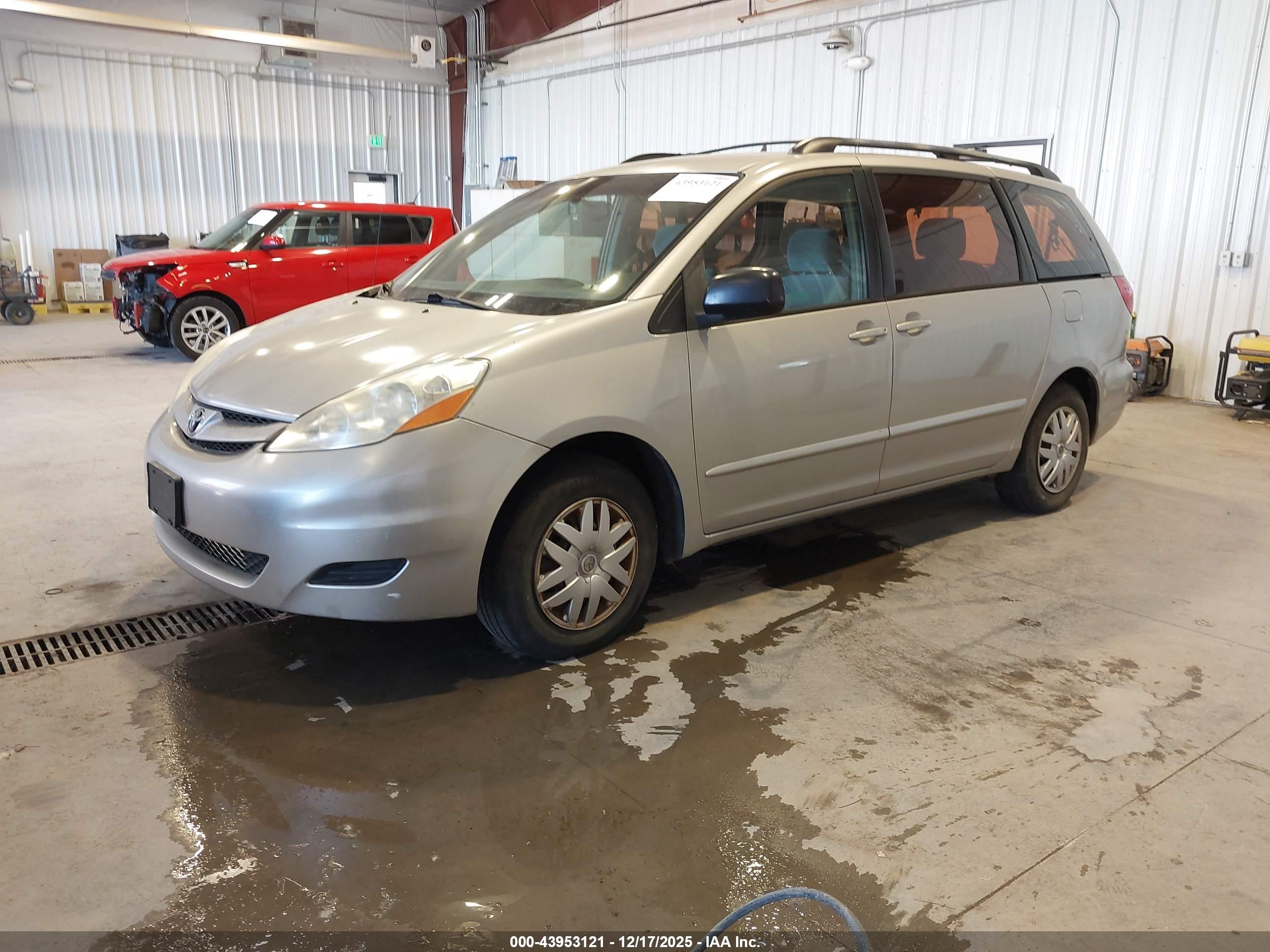 TOYOTA SIENNA image 2