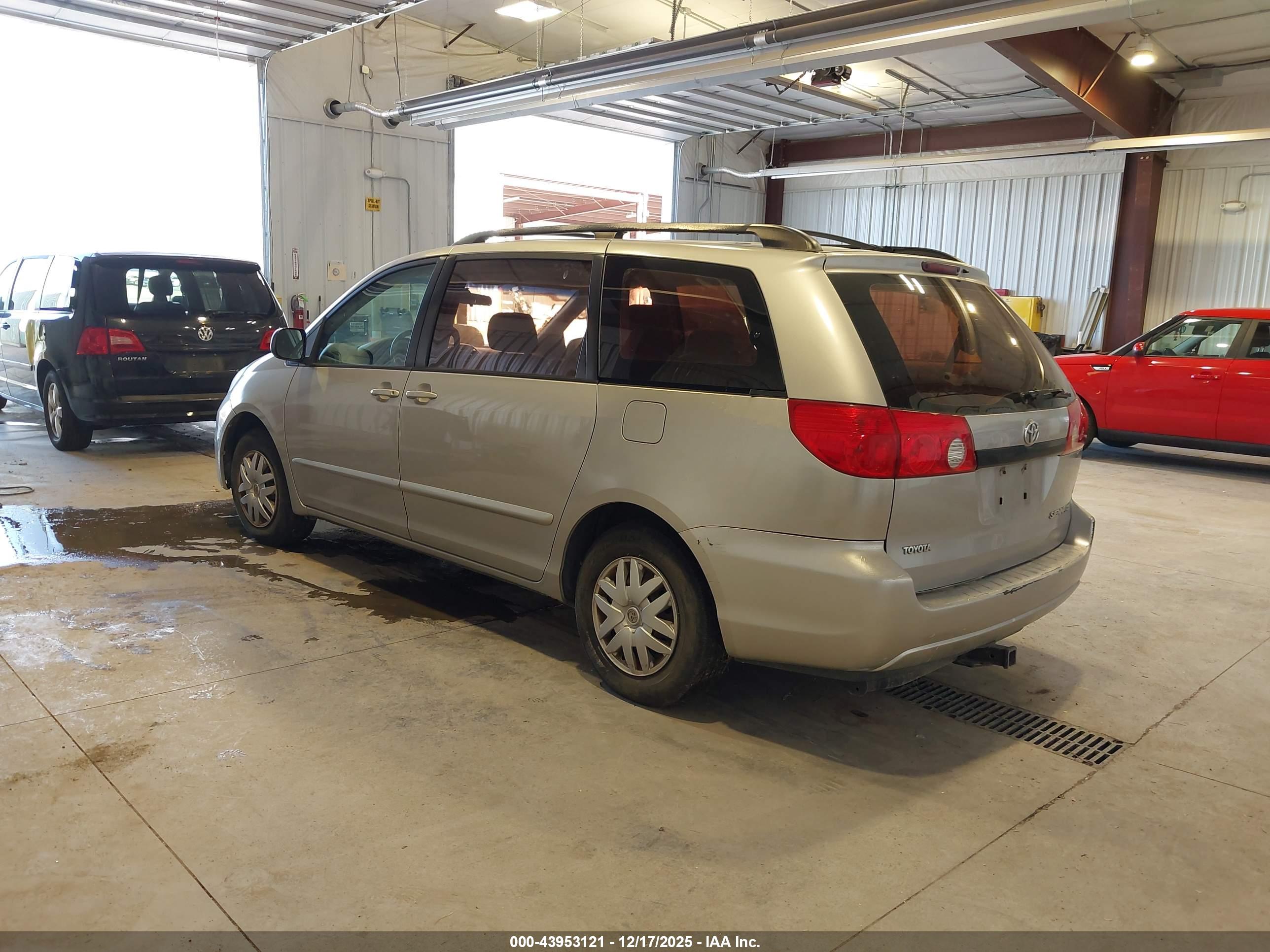 TOYOTA SIENNA image 3