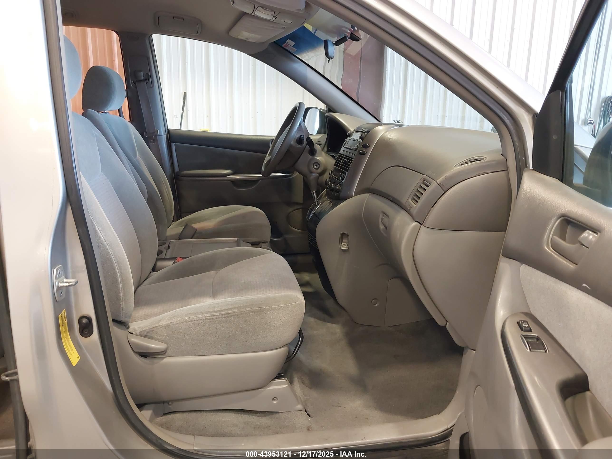 TOYOTA SIENNA image 5