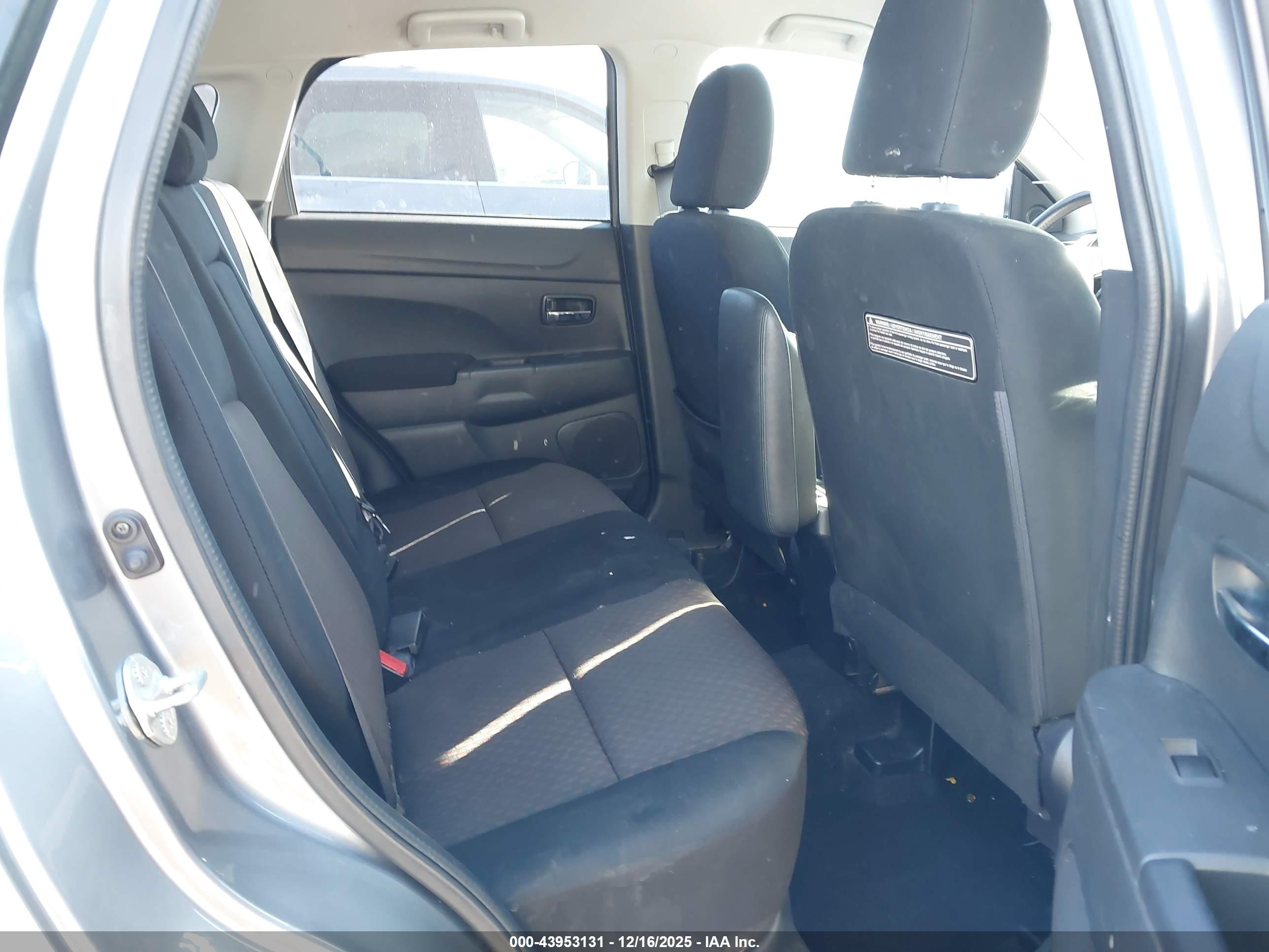 MITSUBISHI OUTLANDER image 8