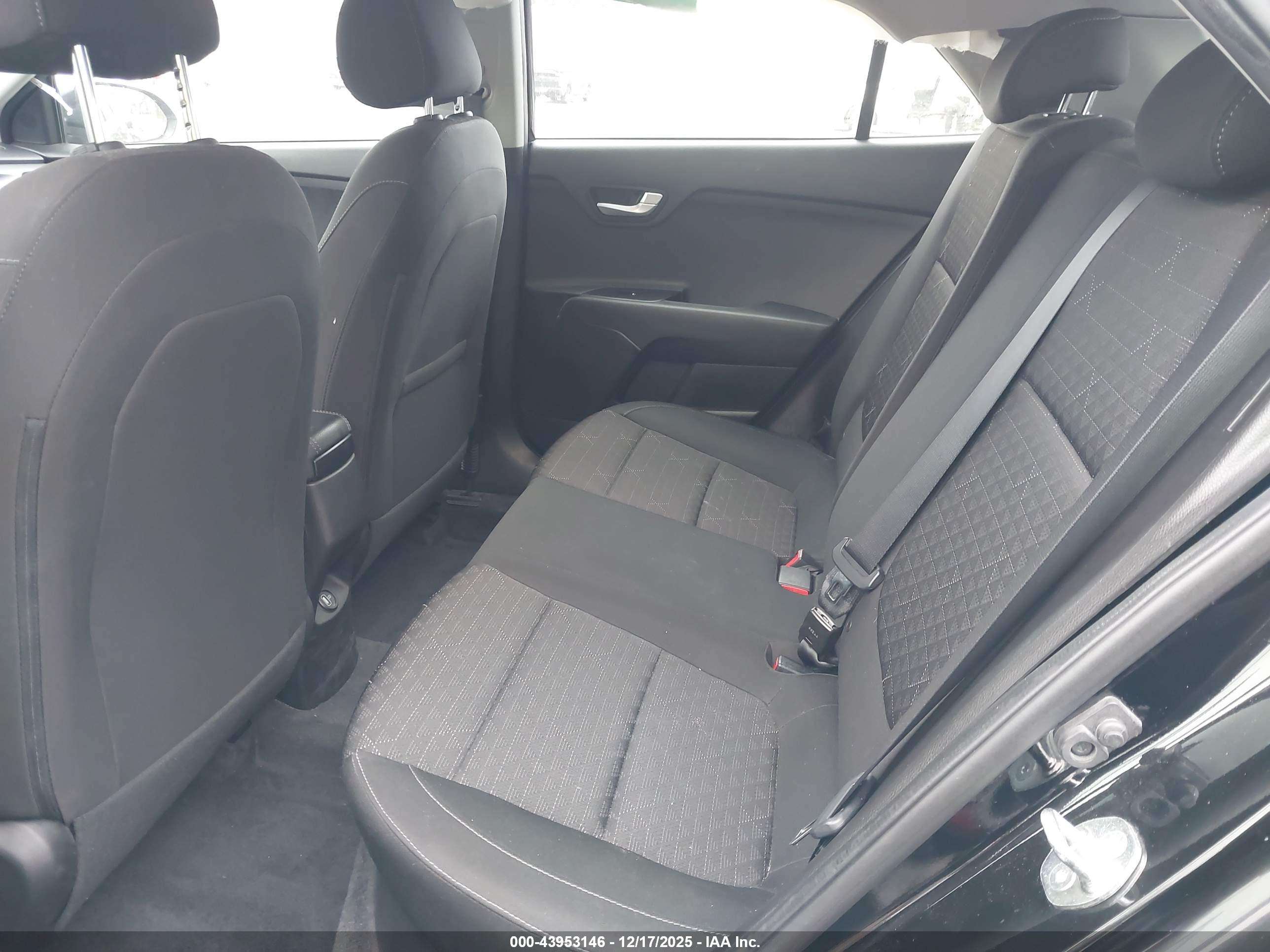 KIA RIO image 8
