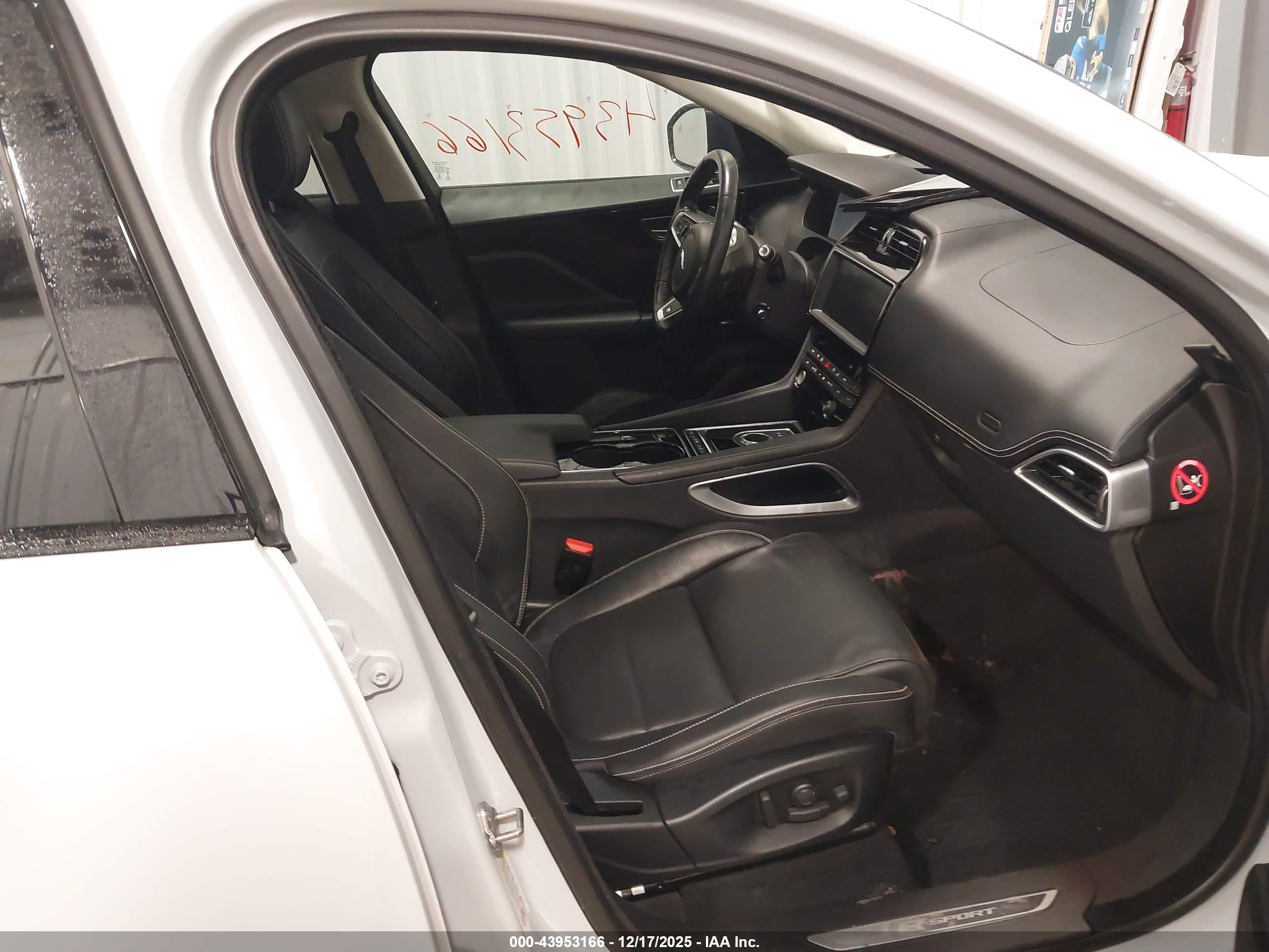 JAGUAR F-PACE image 5