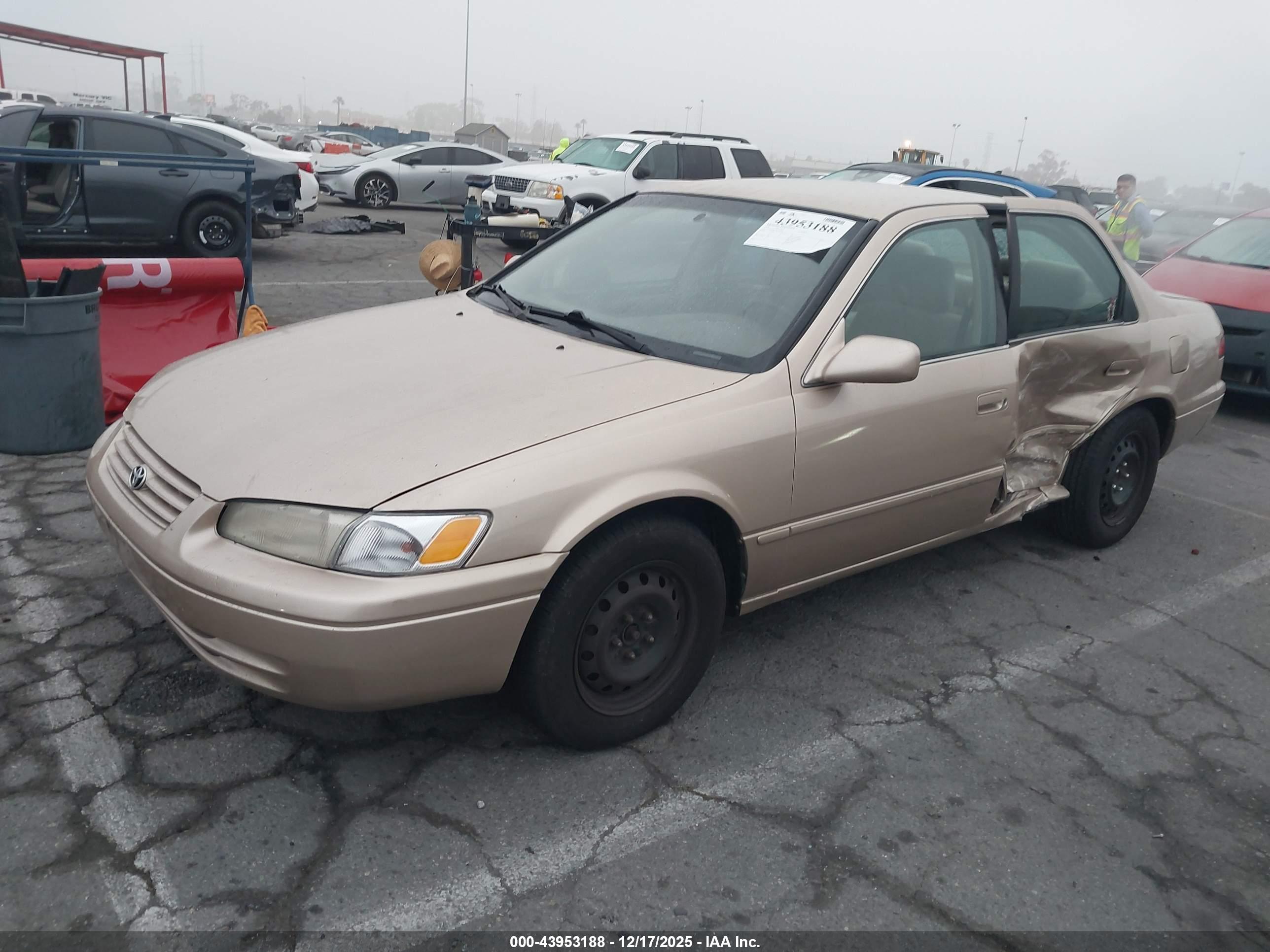 TOYOTA CAMRY image 2