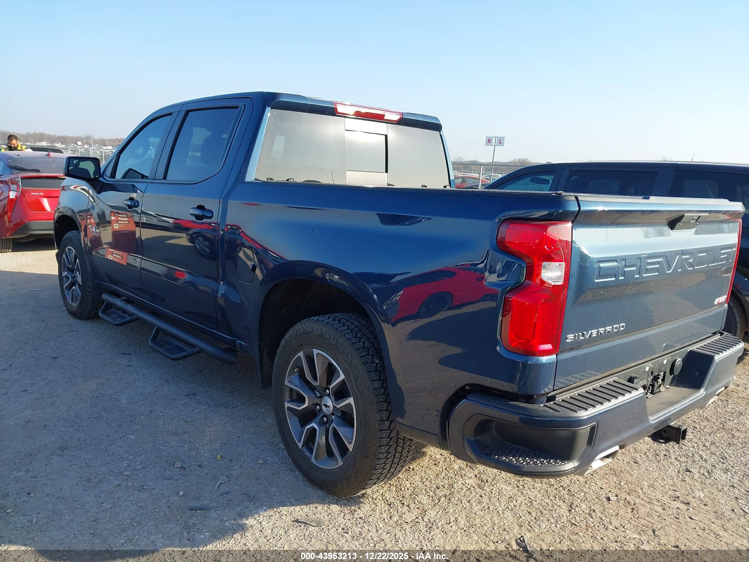 CHEVROLET SILVERADO image 3