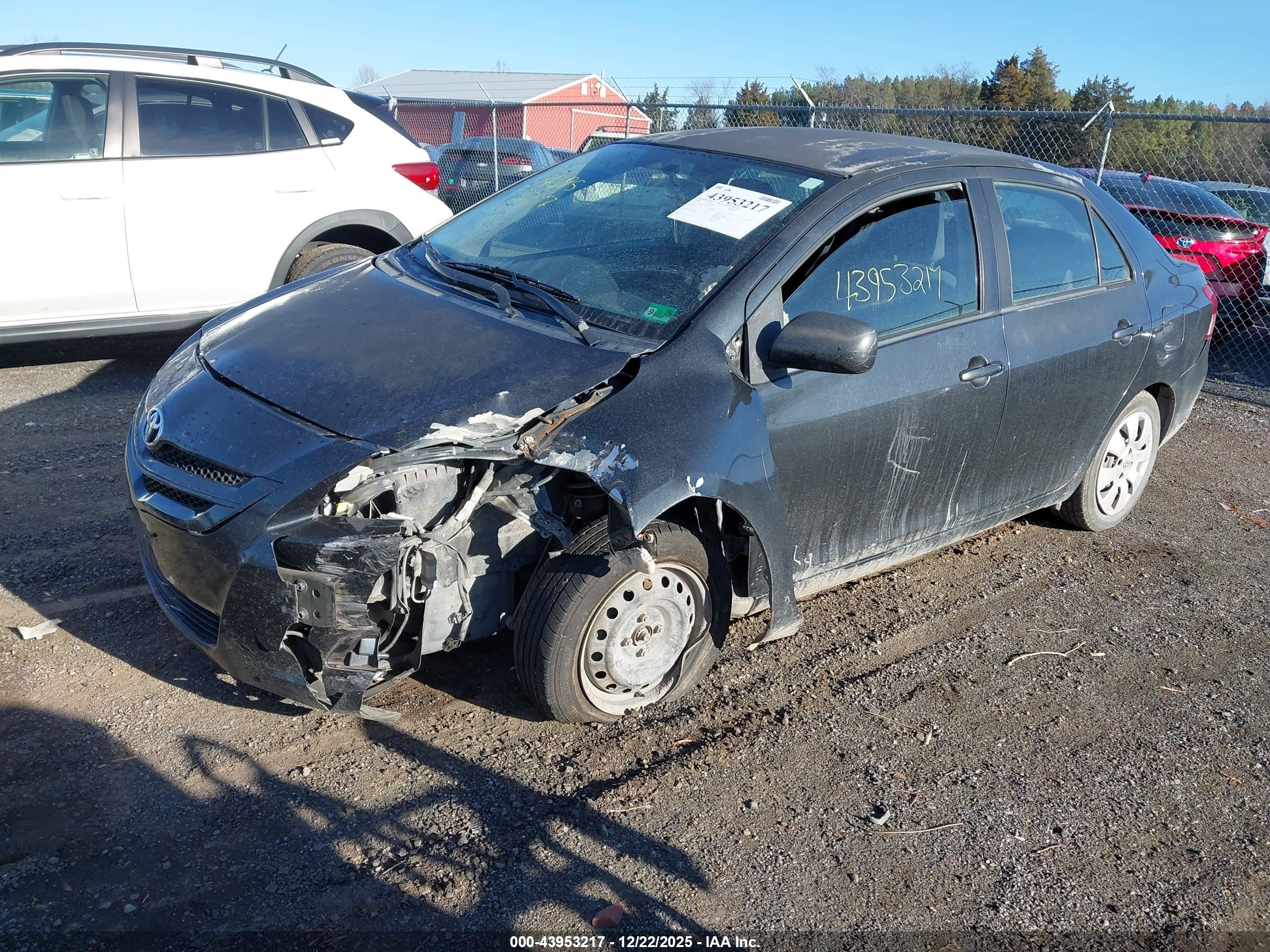 TOYOTA YARIS image 2
