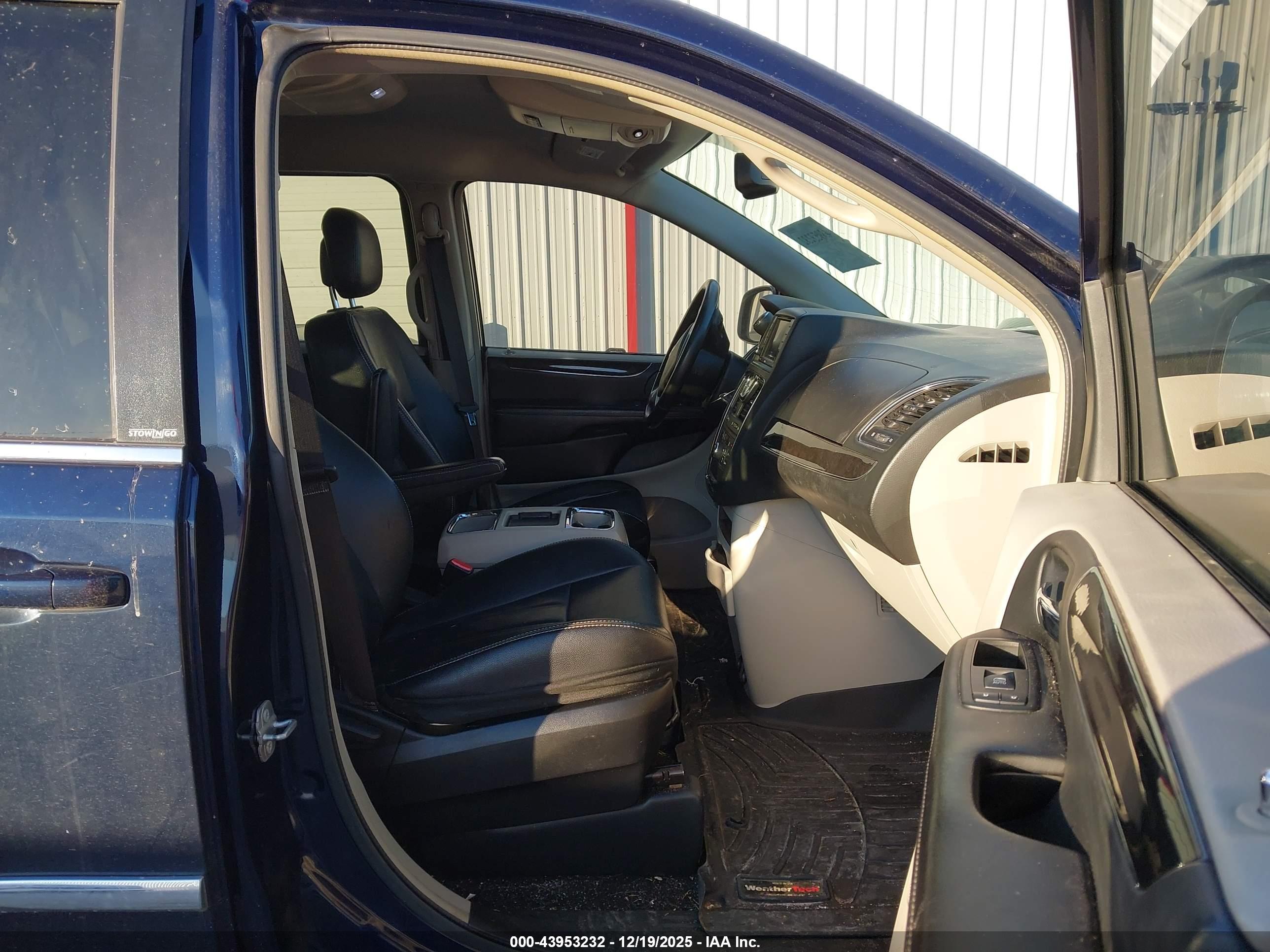 CHRYSLER TOWN image 5