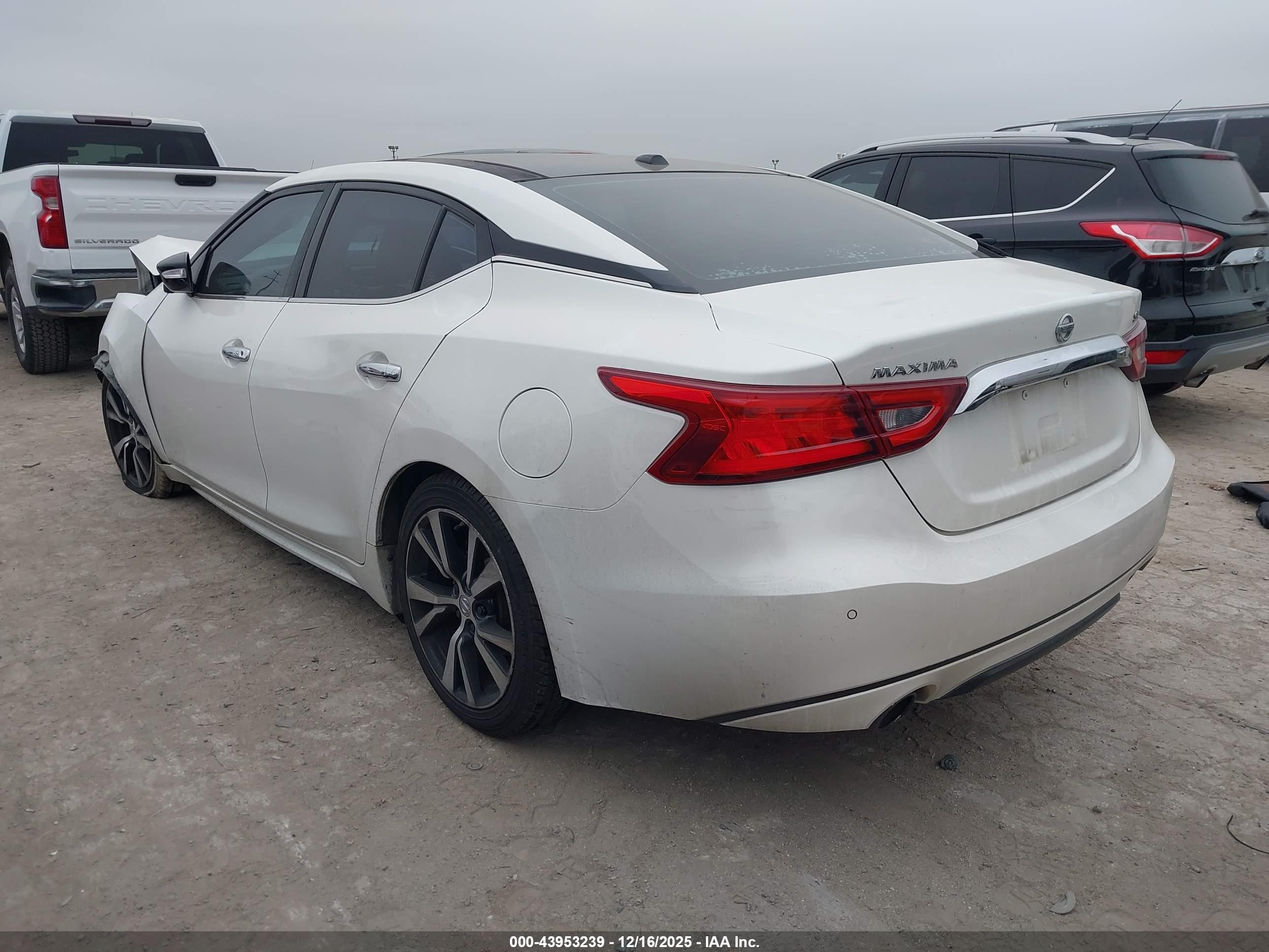NISSAN MAXIMA image 3