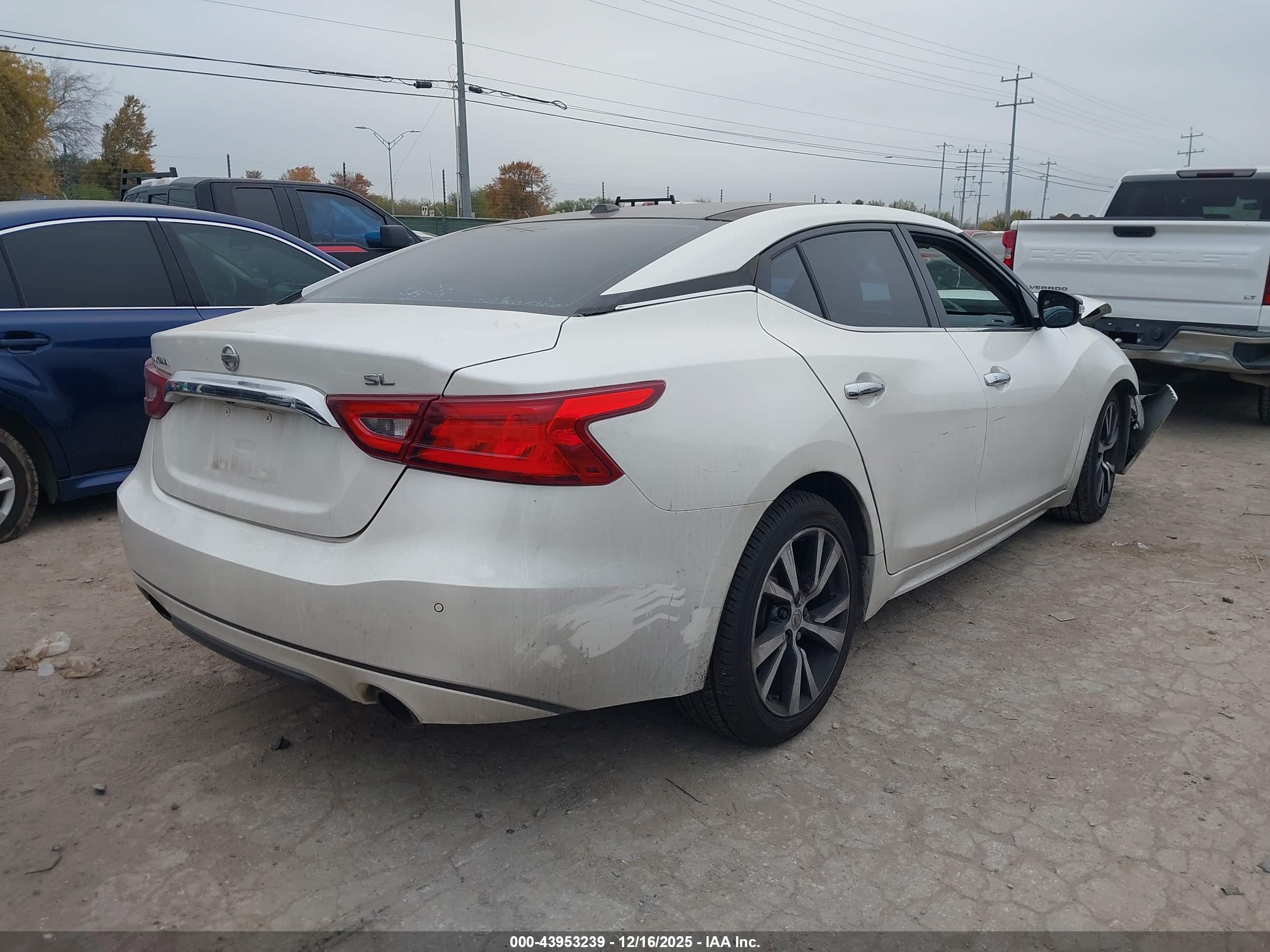 NISSAN MAXIMA image 4