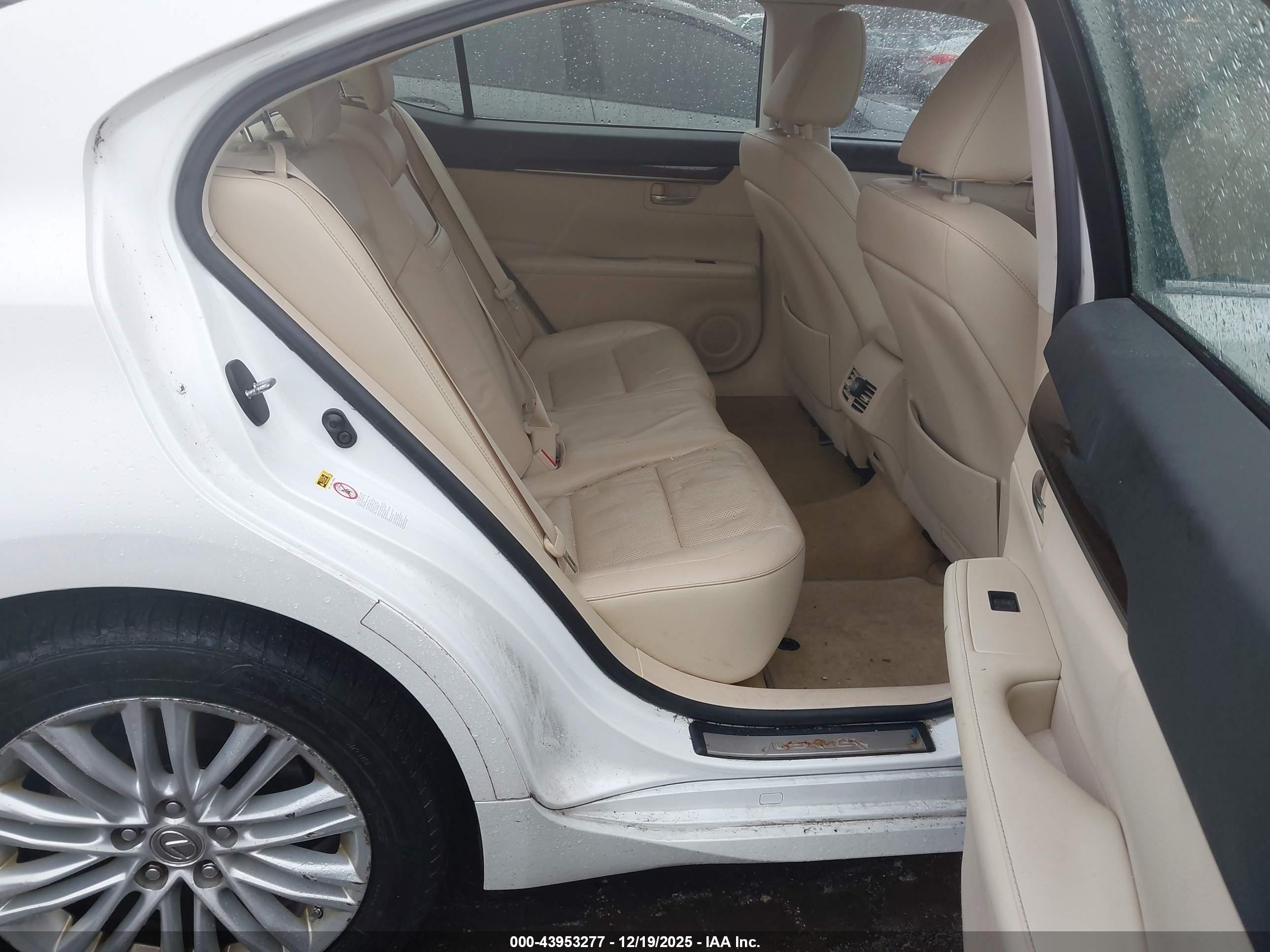 LEXUS ES image 8