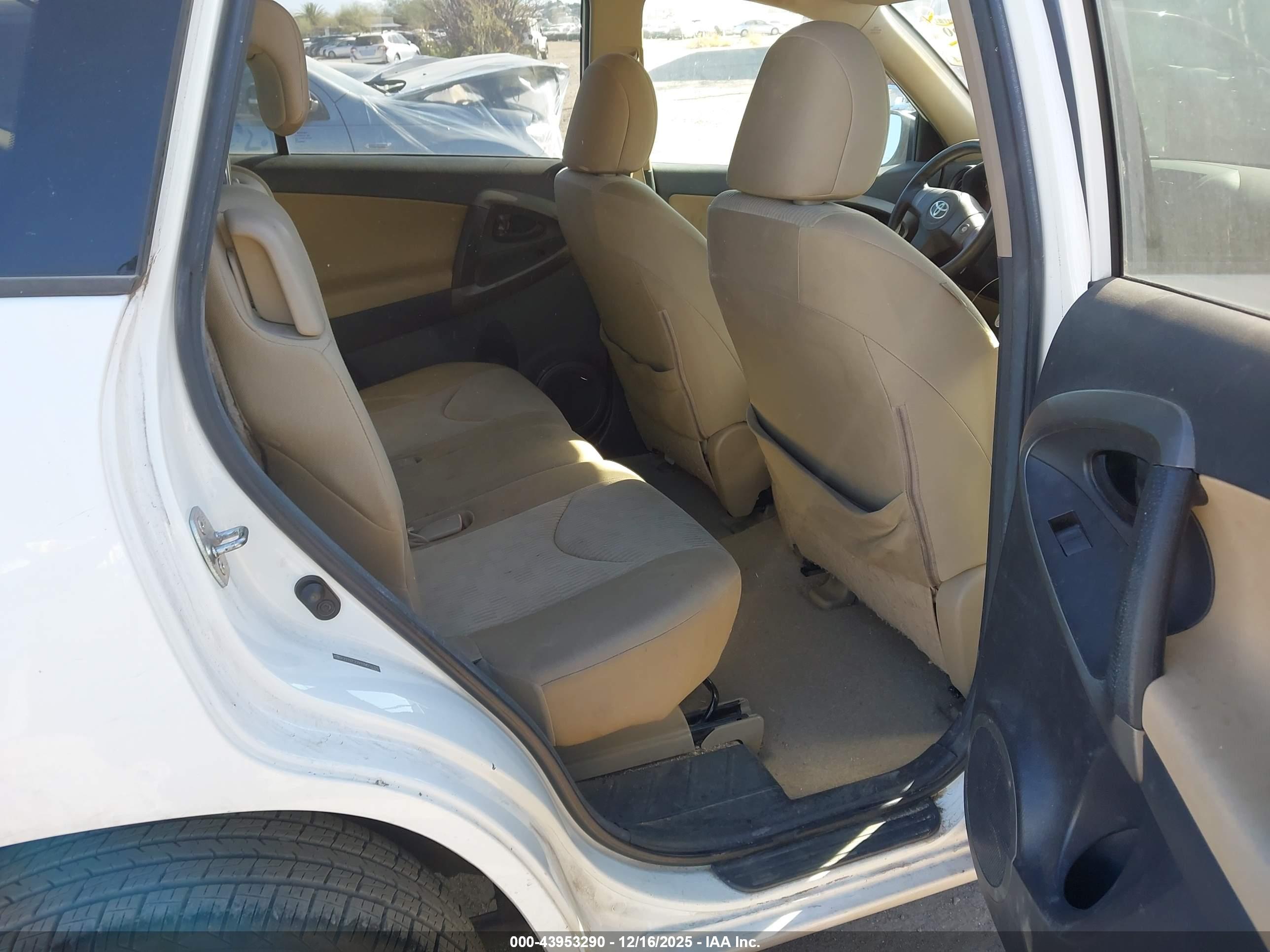 TOYOTA RAV4 image 8