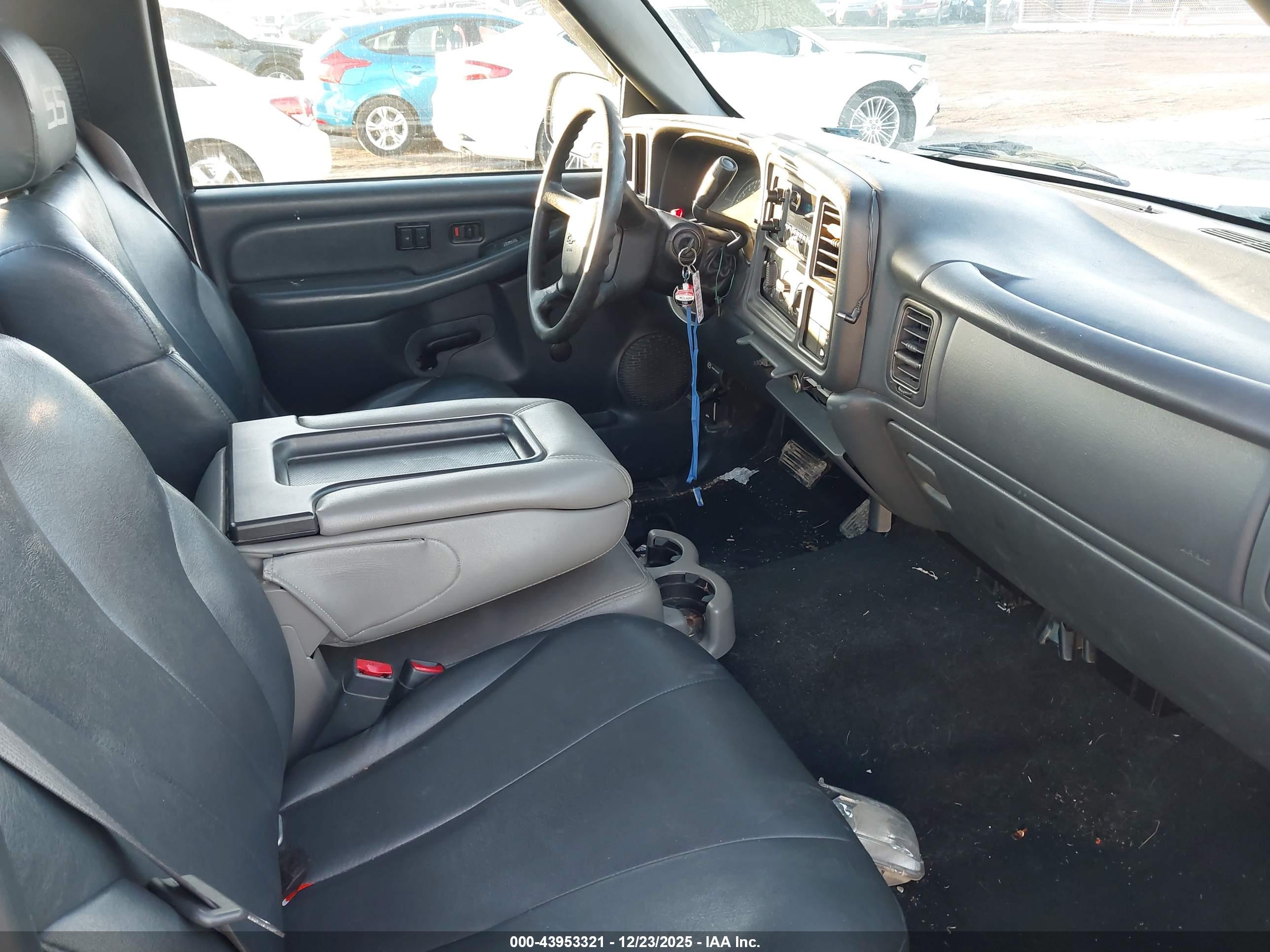 CHEVROLET SILVERADO image 5