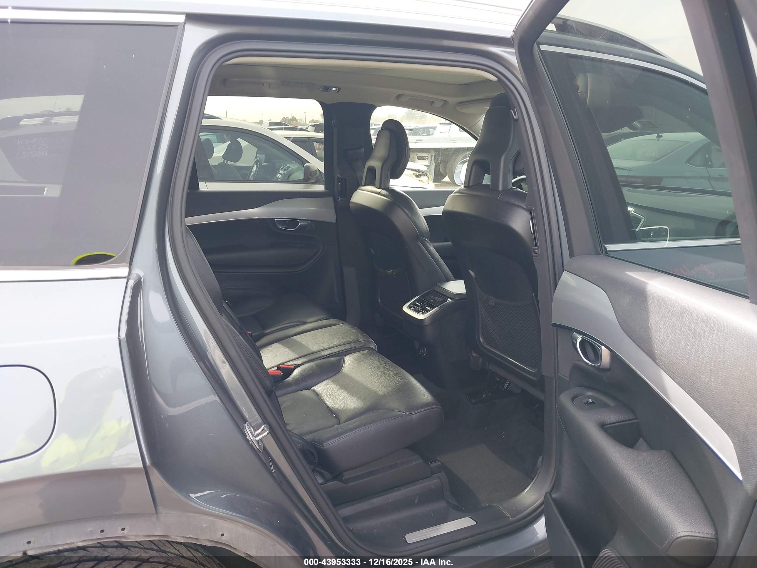 VOLVO XC90 image 8