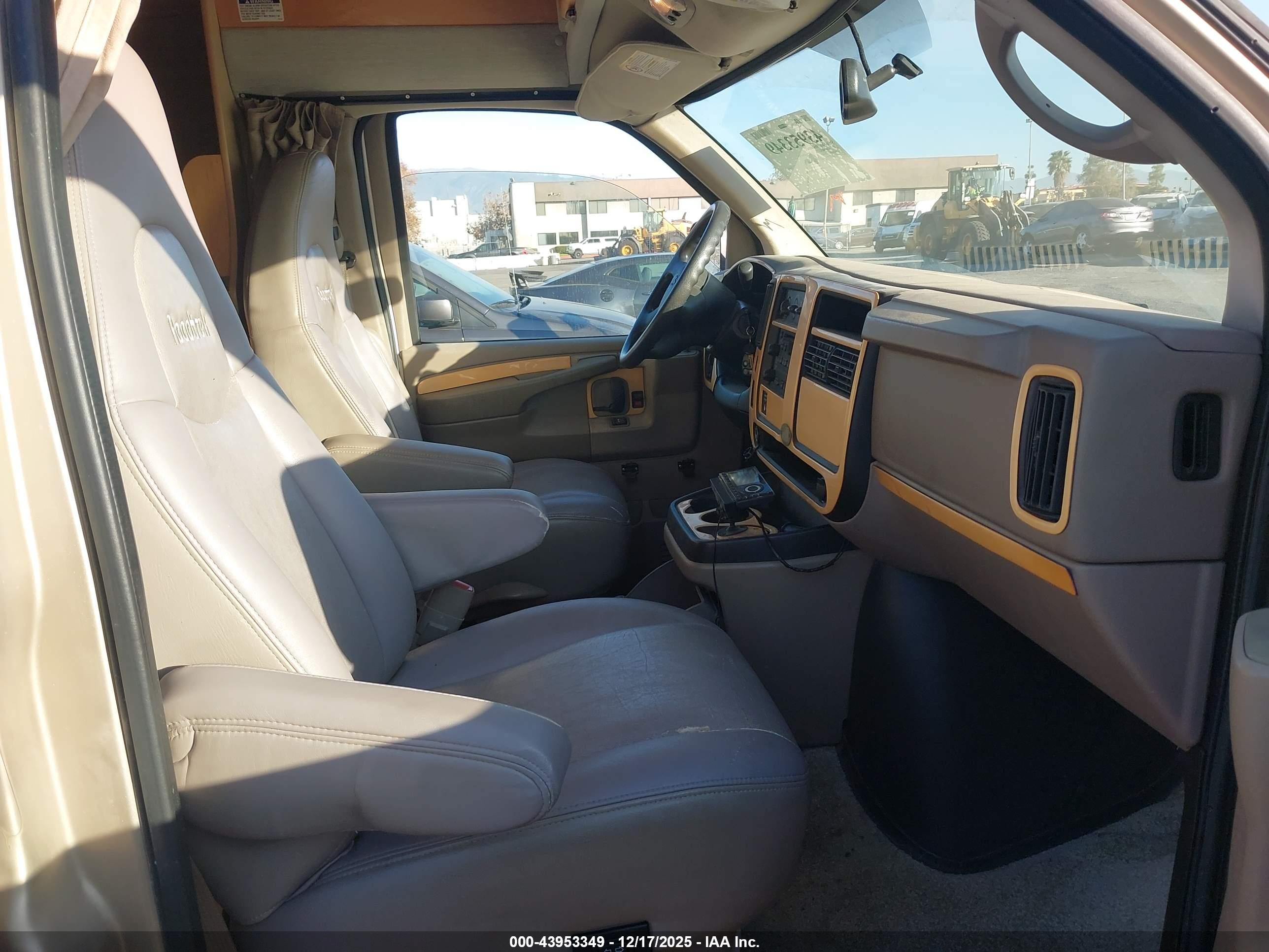 CHEVROLET EXPRESS image 5