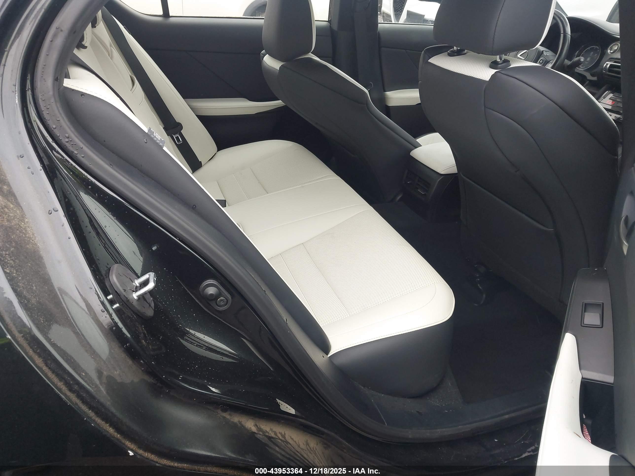LEXUS IS image 8