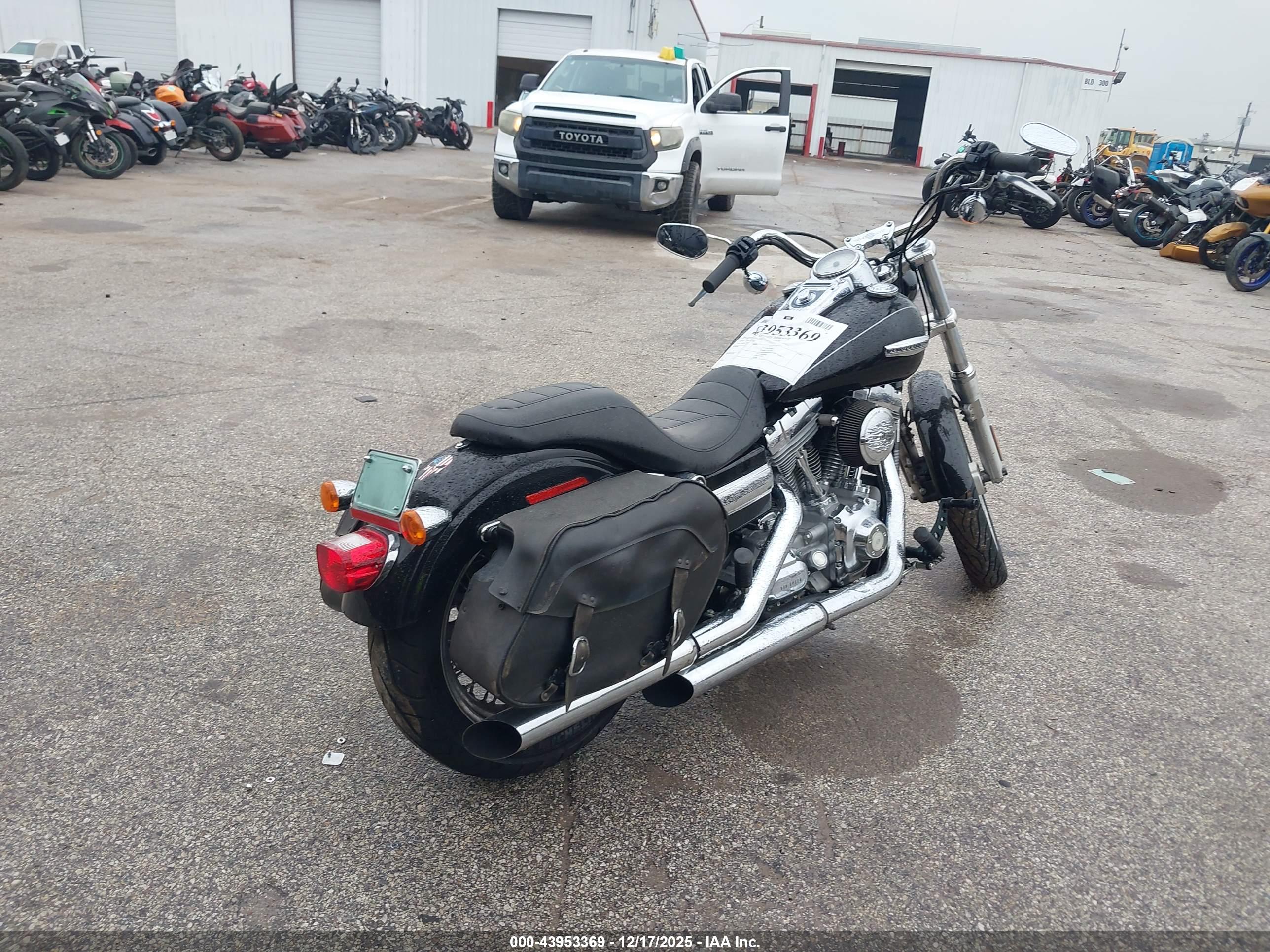 HARLEY-DAVIDSON FXDC image 4