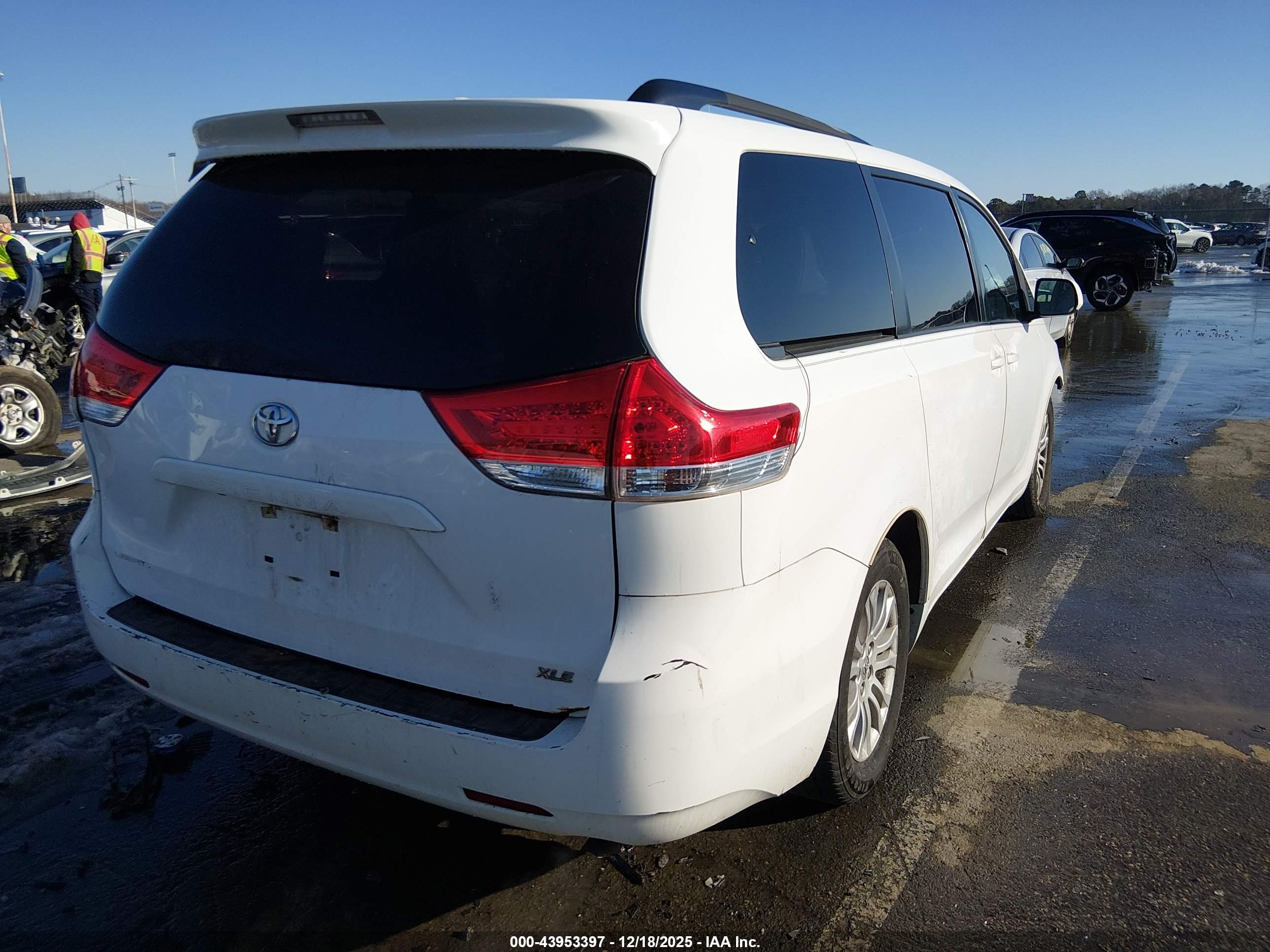 TOYOTA SIENNA image 4