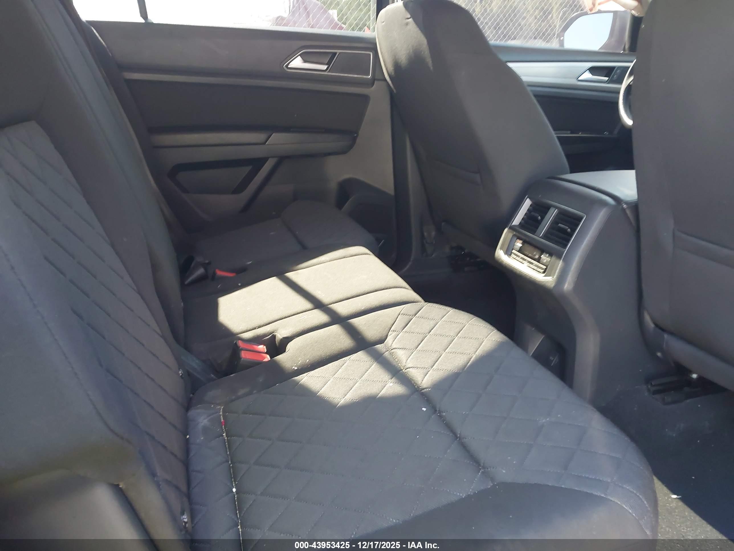 VOLKSWAGEN ATLAS image 8