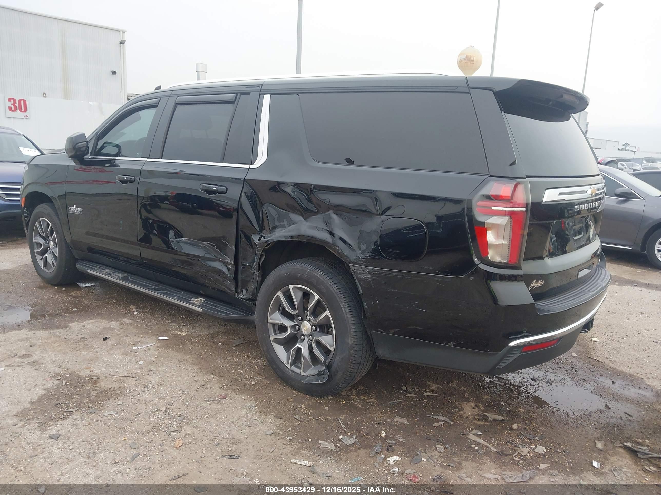 CHEVROLET SUBURBAN image 3