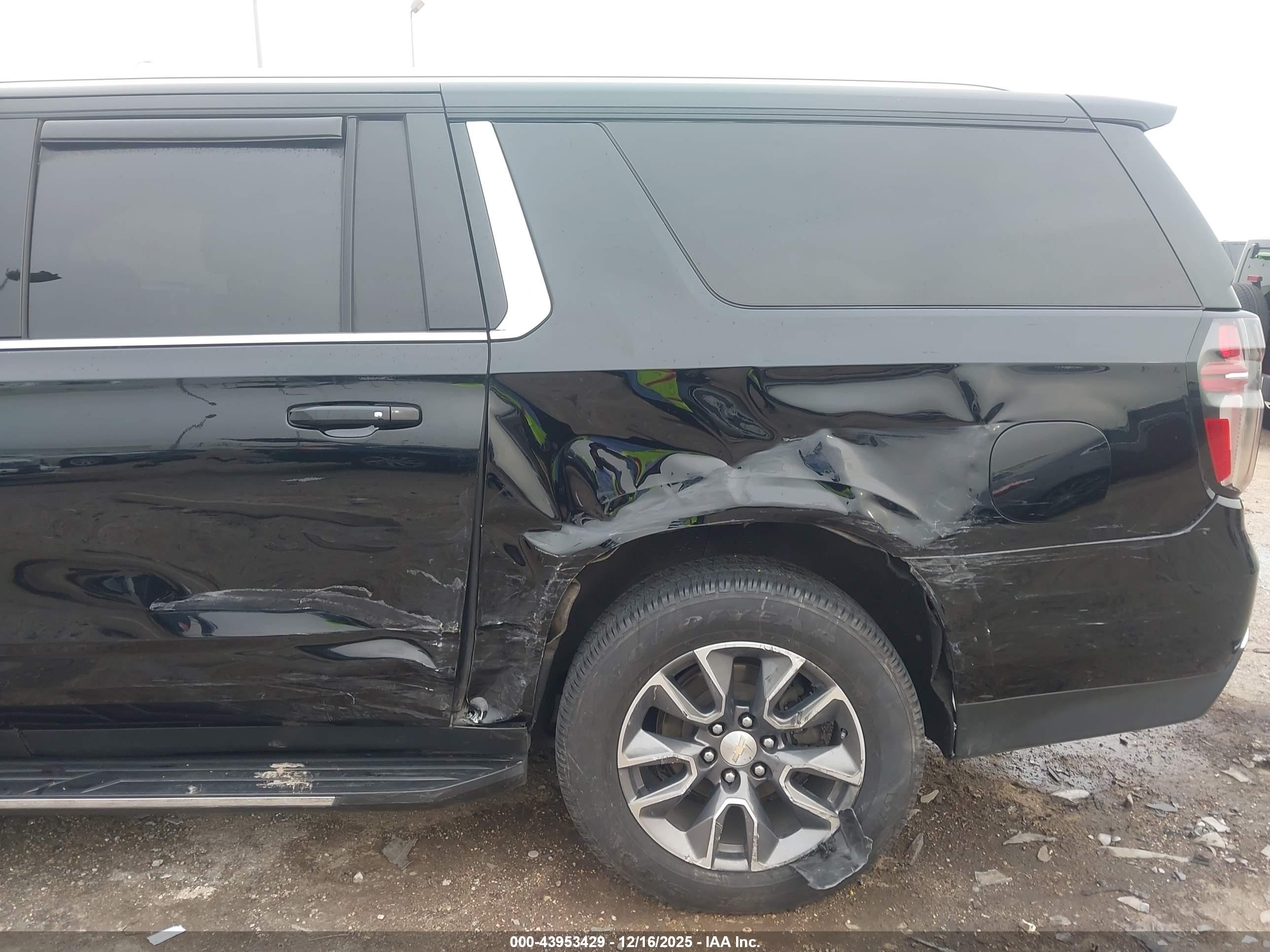 CHEVROLET SUBURBAN image 6
