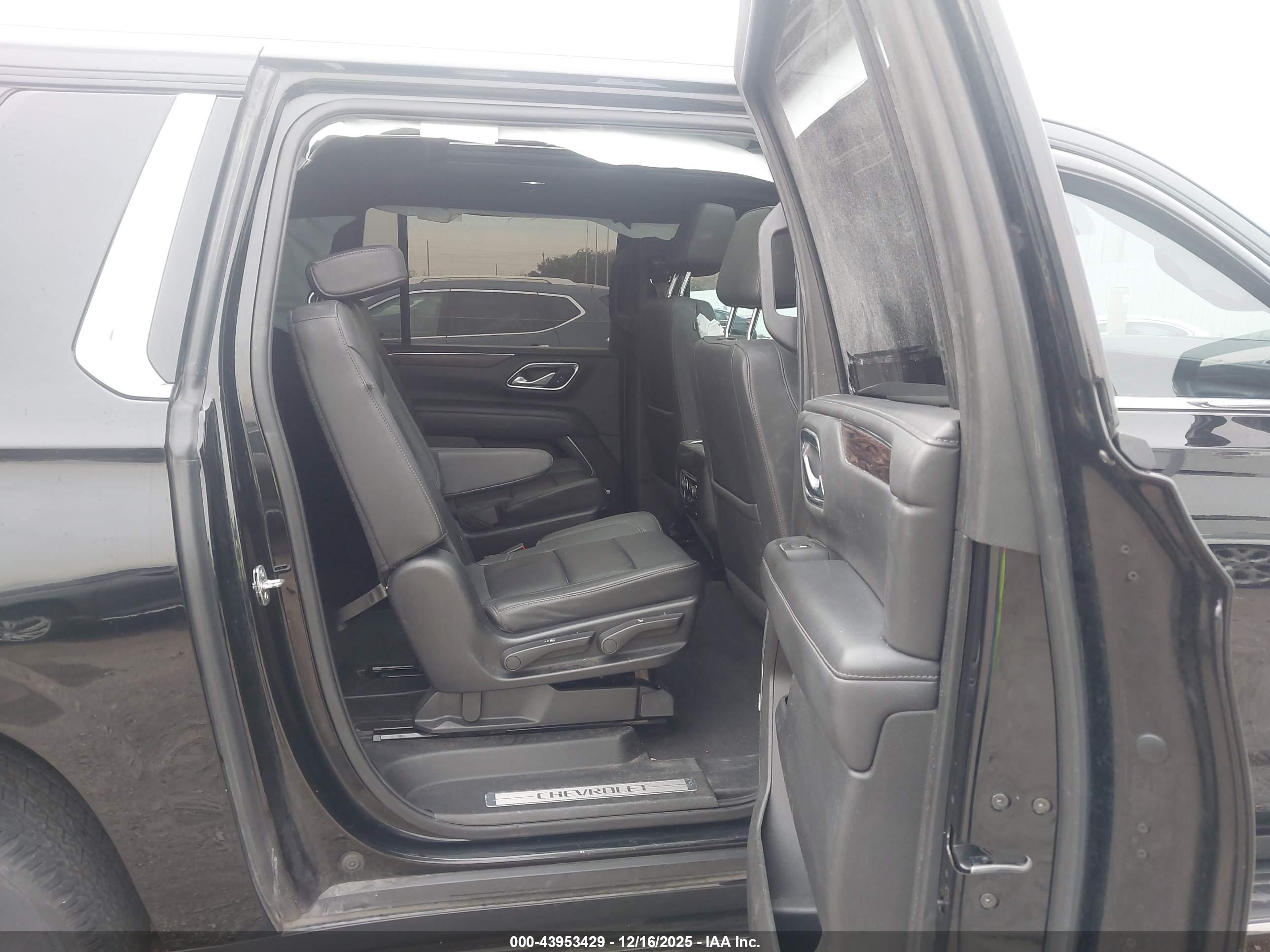 CHEVROLET SUBURBAN image 8