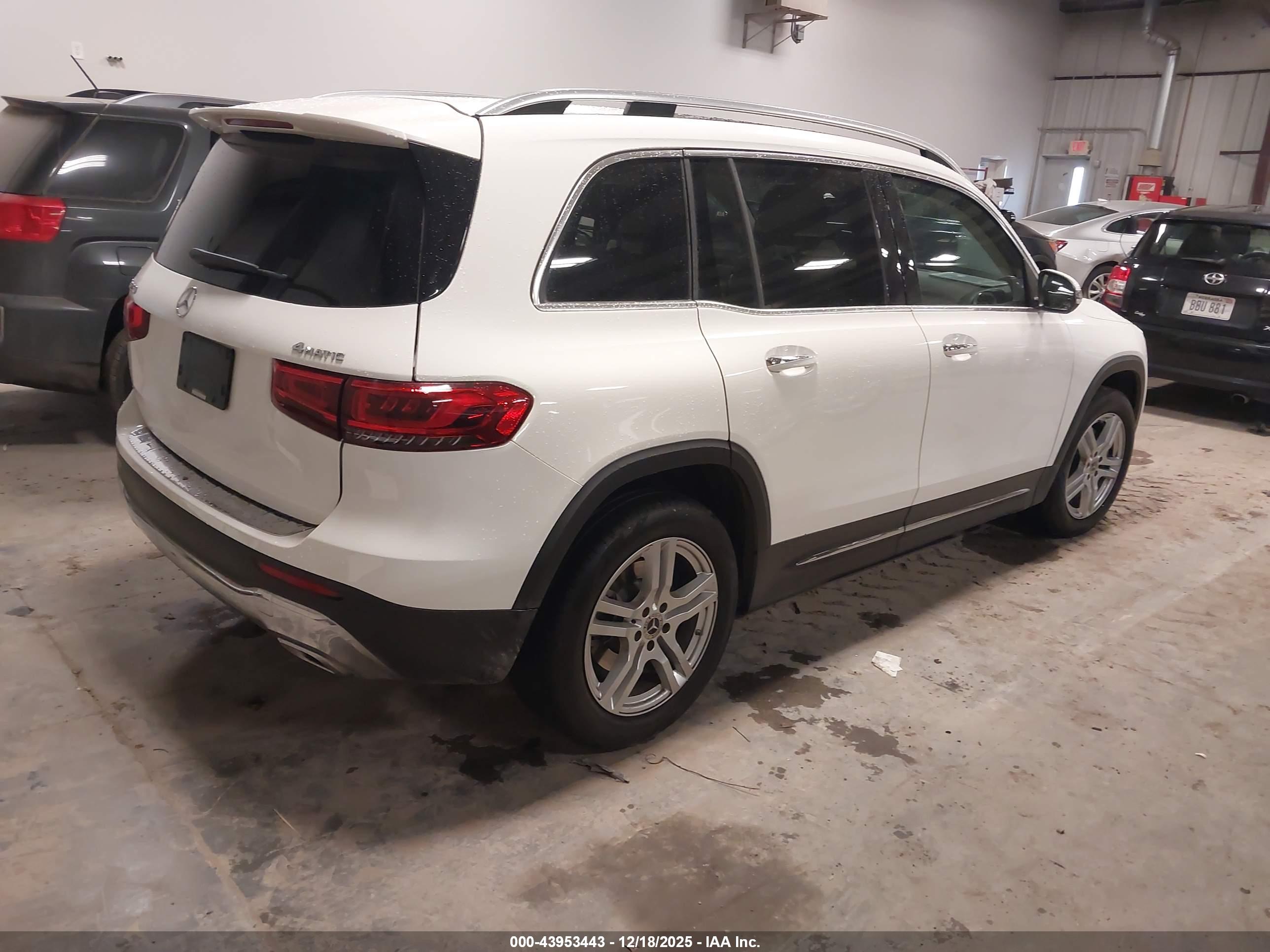 MERCEDES-BENZ GLB image 4