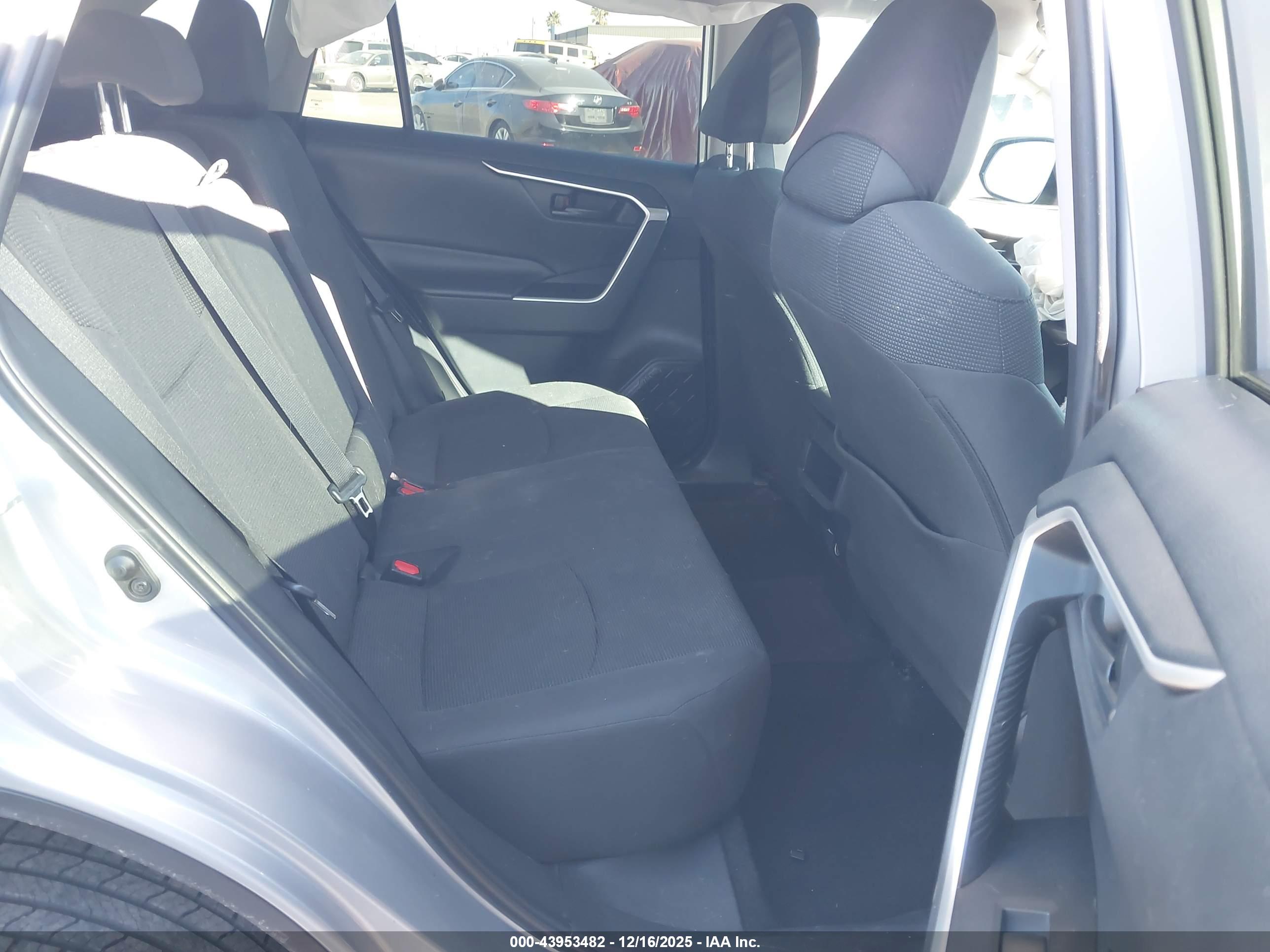 TOYOTA RAV4 image 8