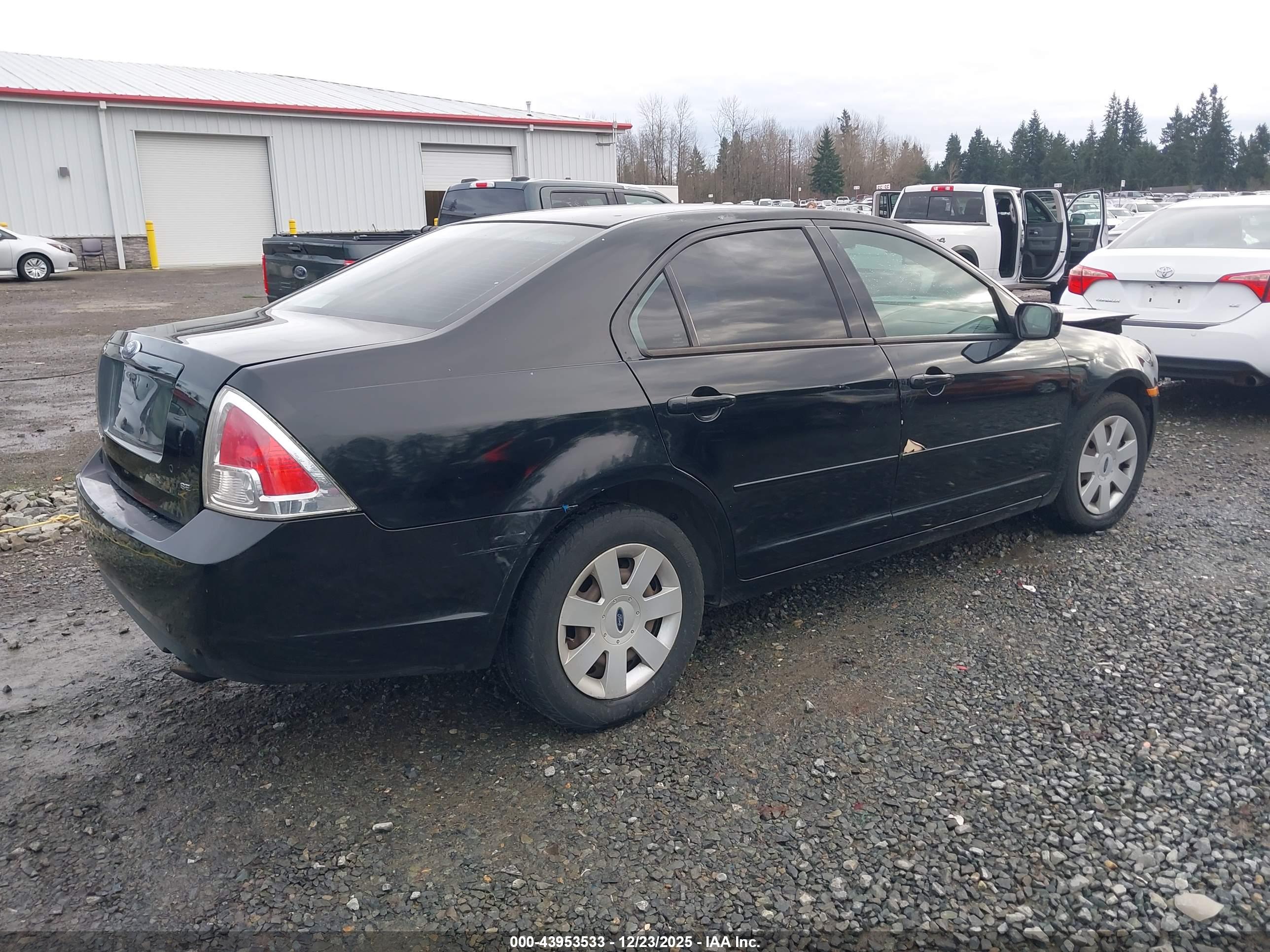 FORD FUSION image 4