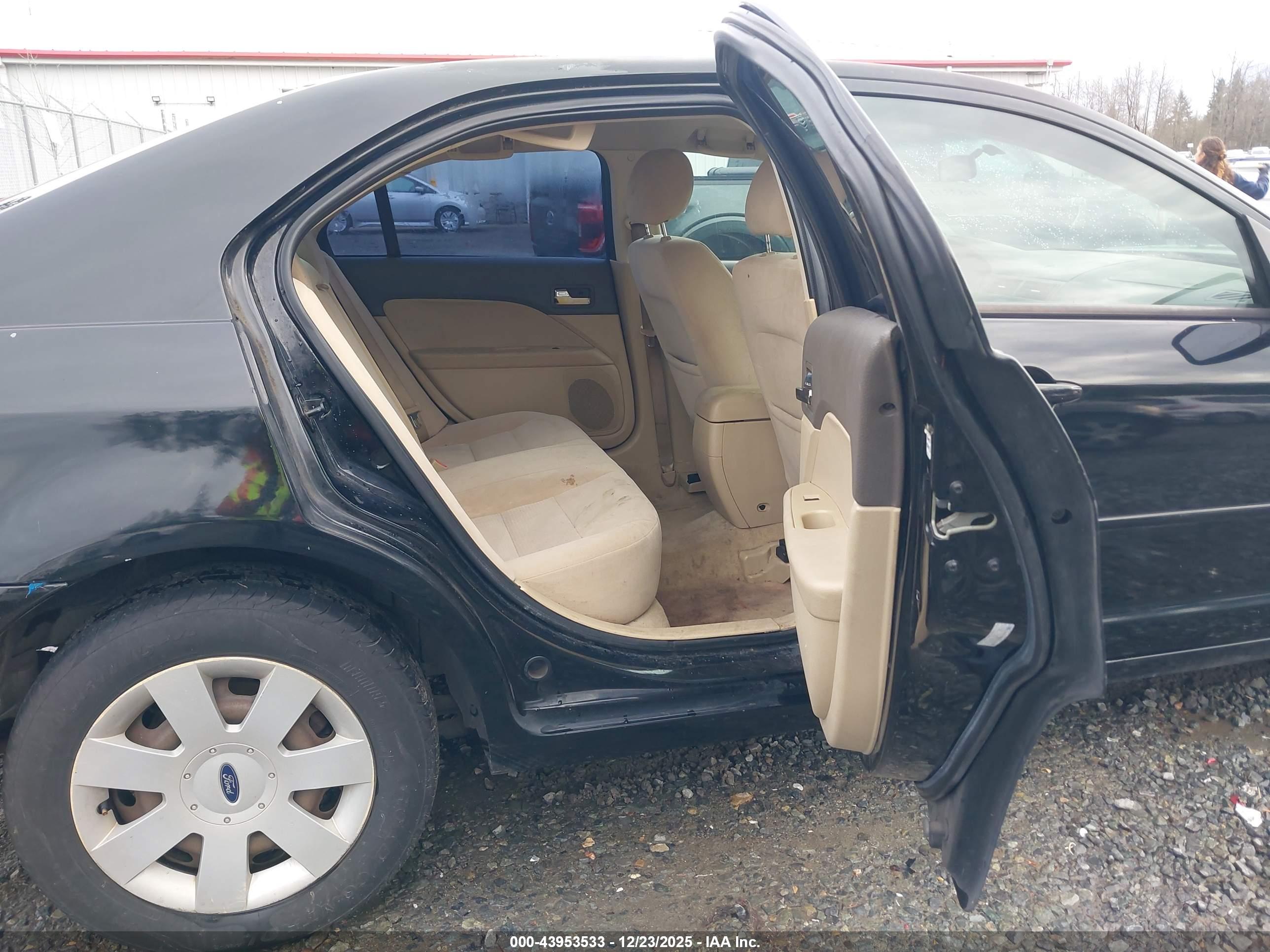 FORD FUSION image 8