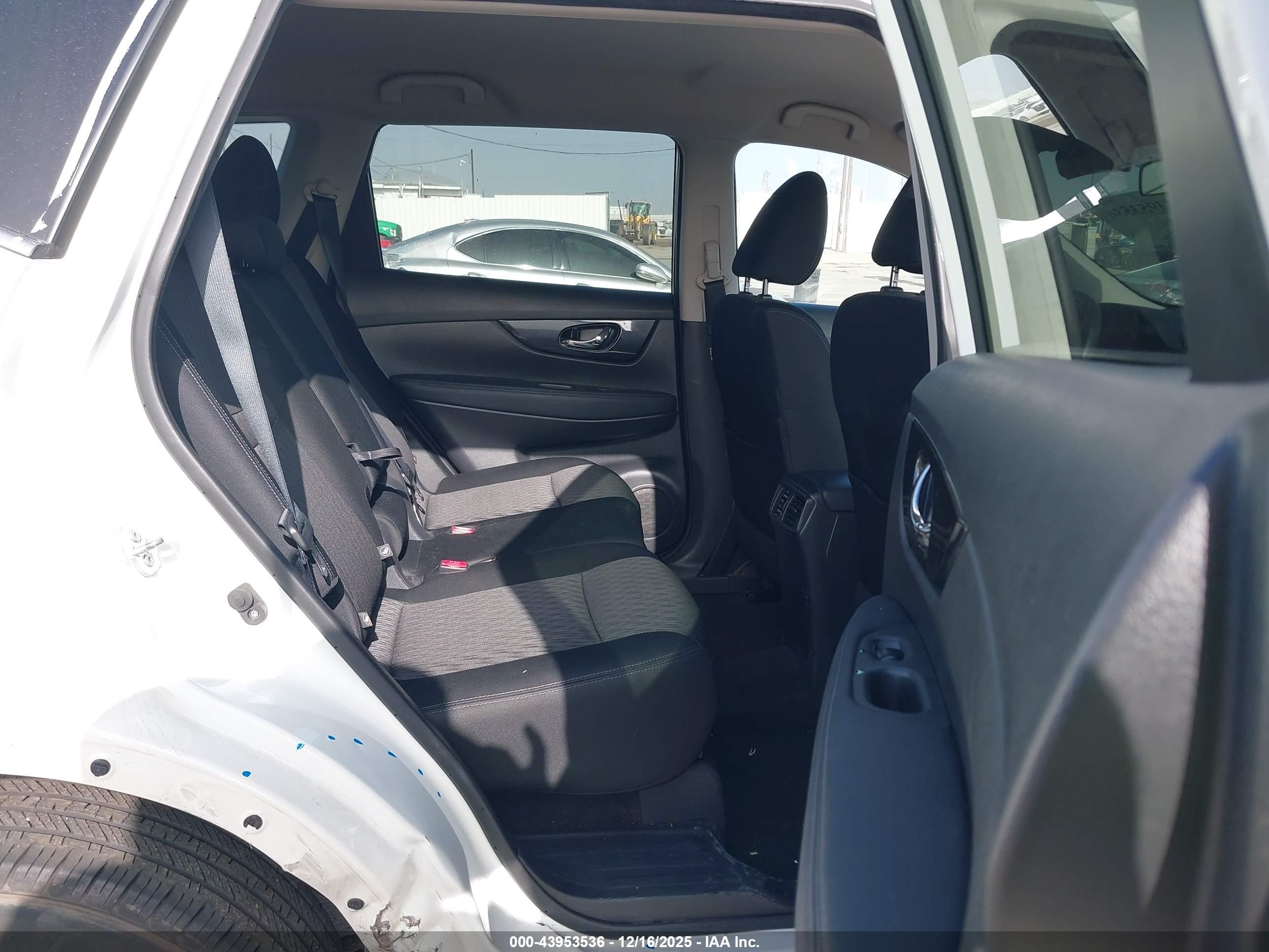 NISSAN ROGUE image 8