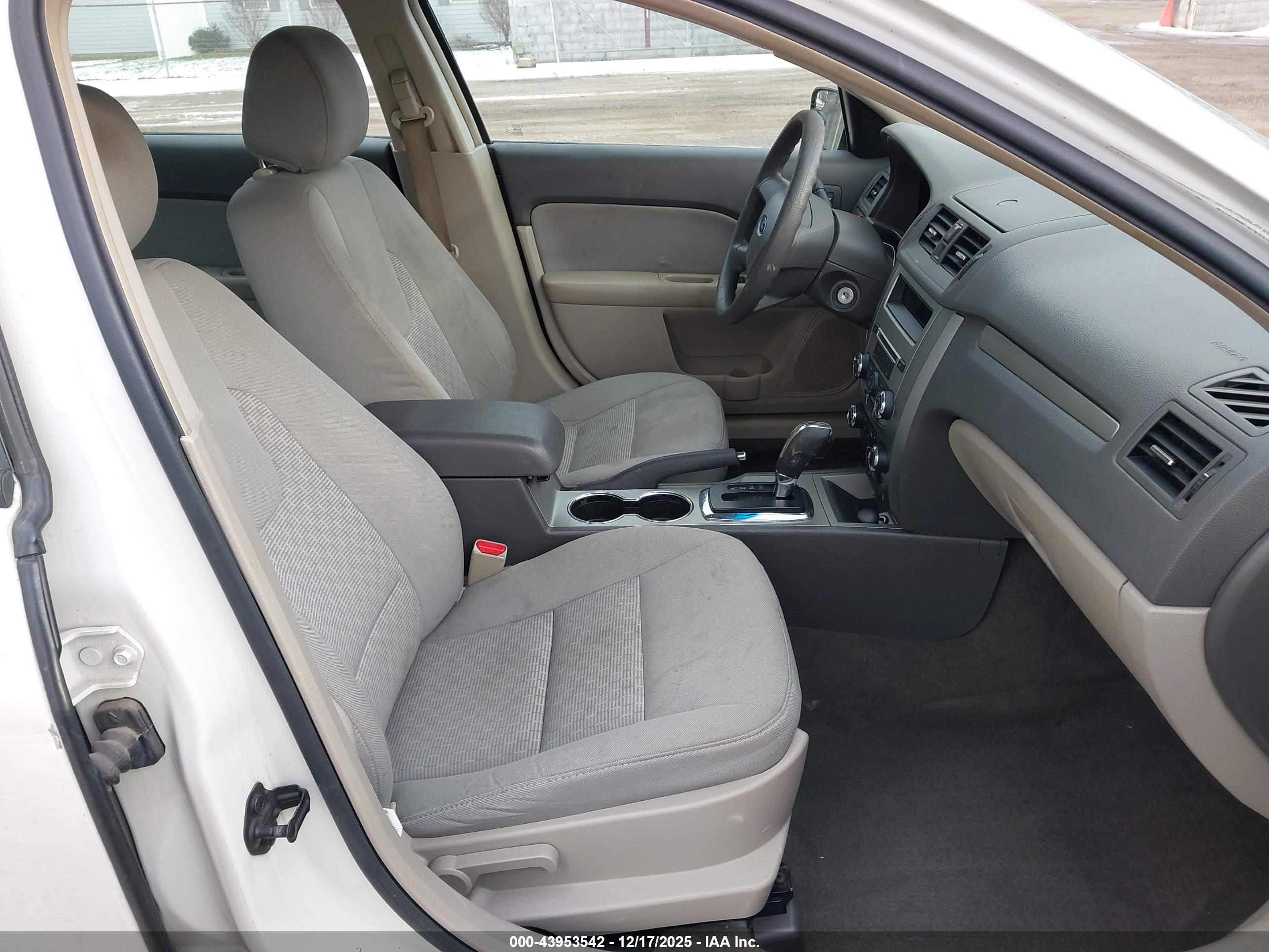 FORD FUSION image 5