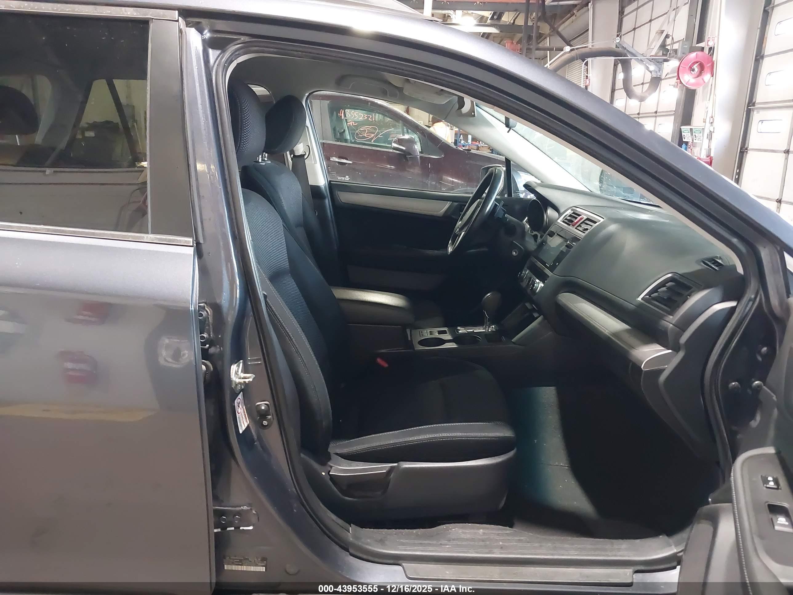 SUBARU OUTBACK image 5
