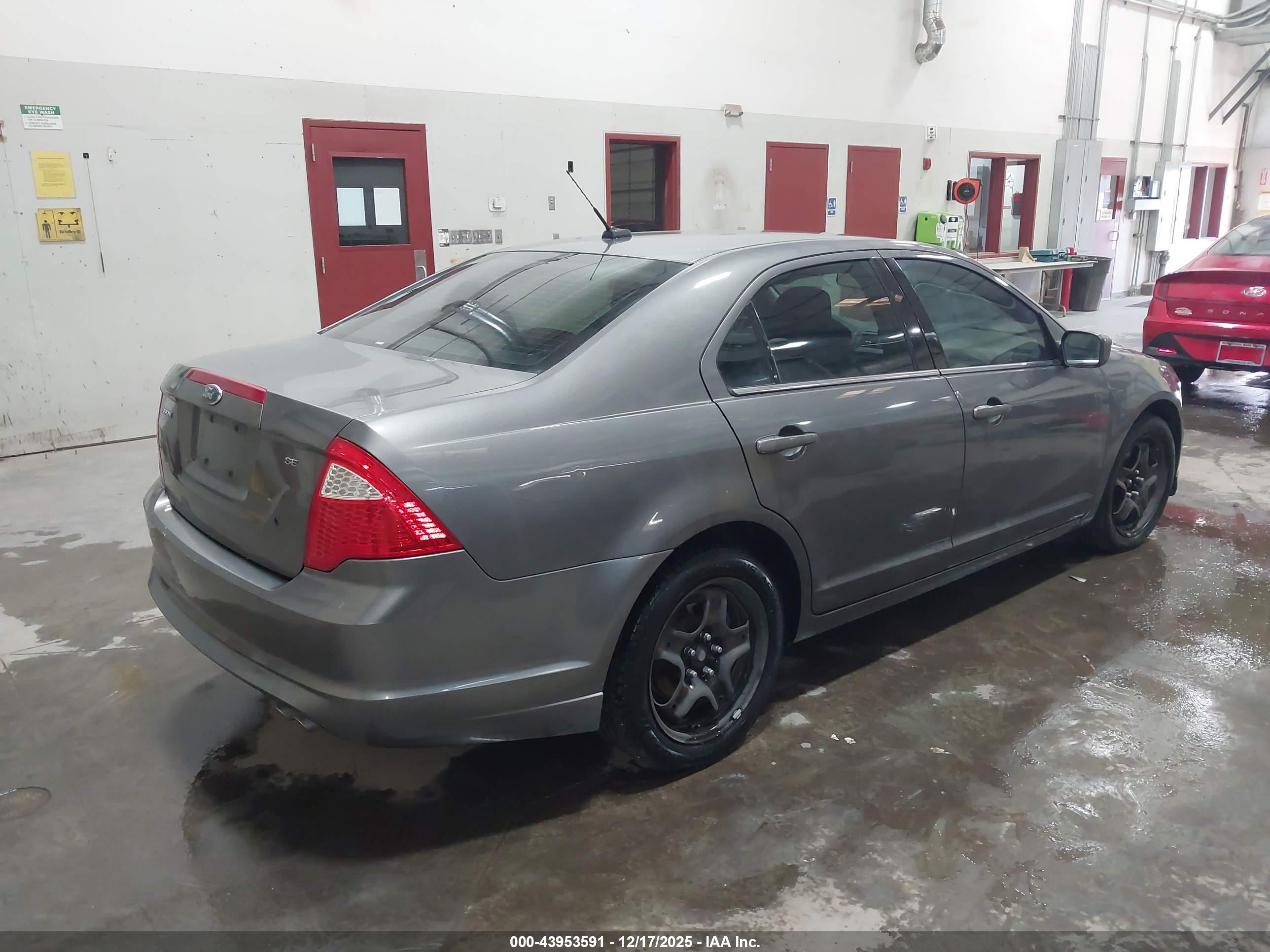 FORD FUSION image 4