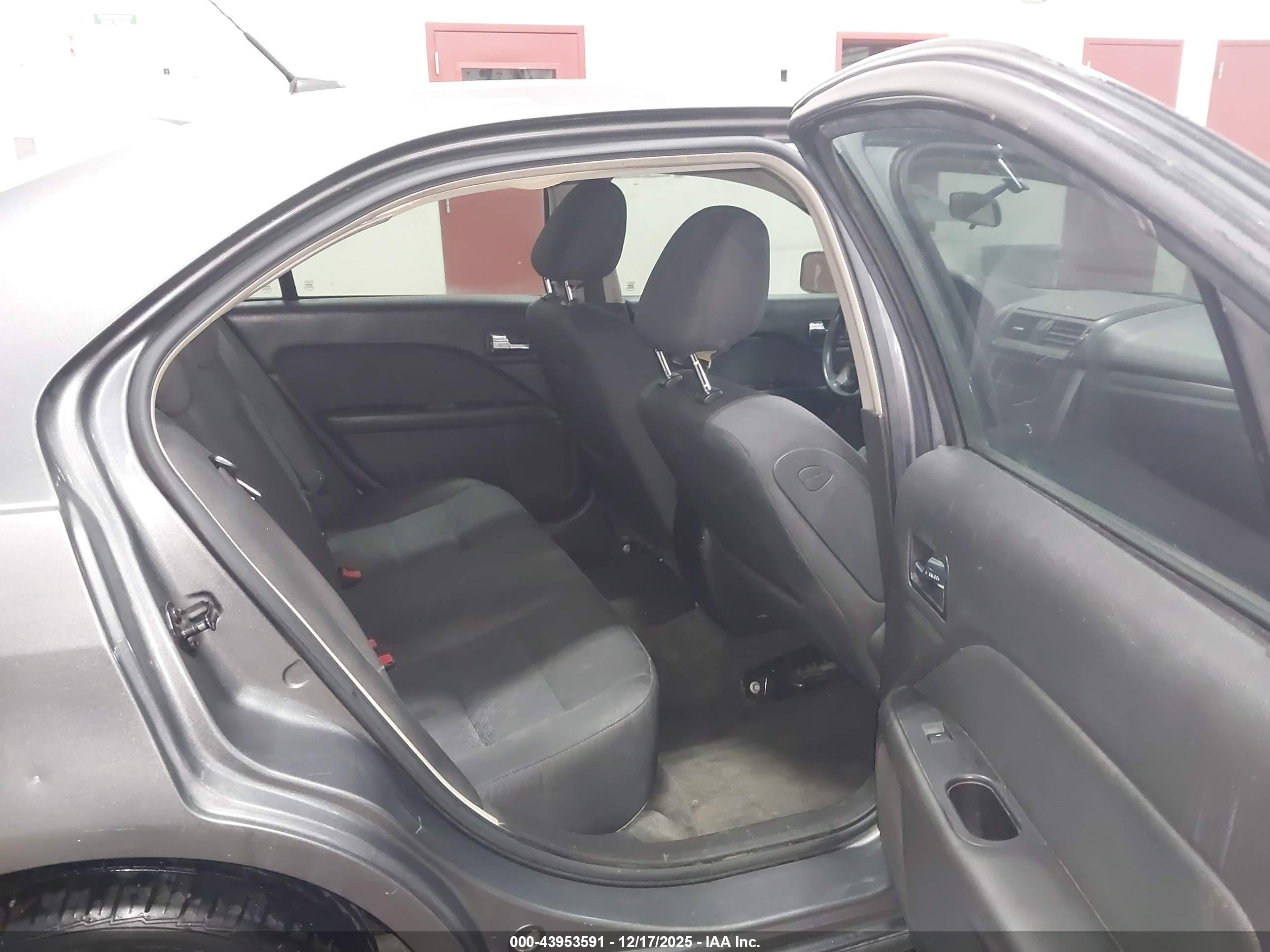 FORD FUSION image 8