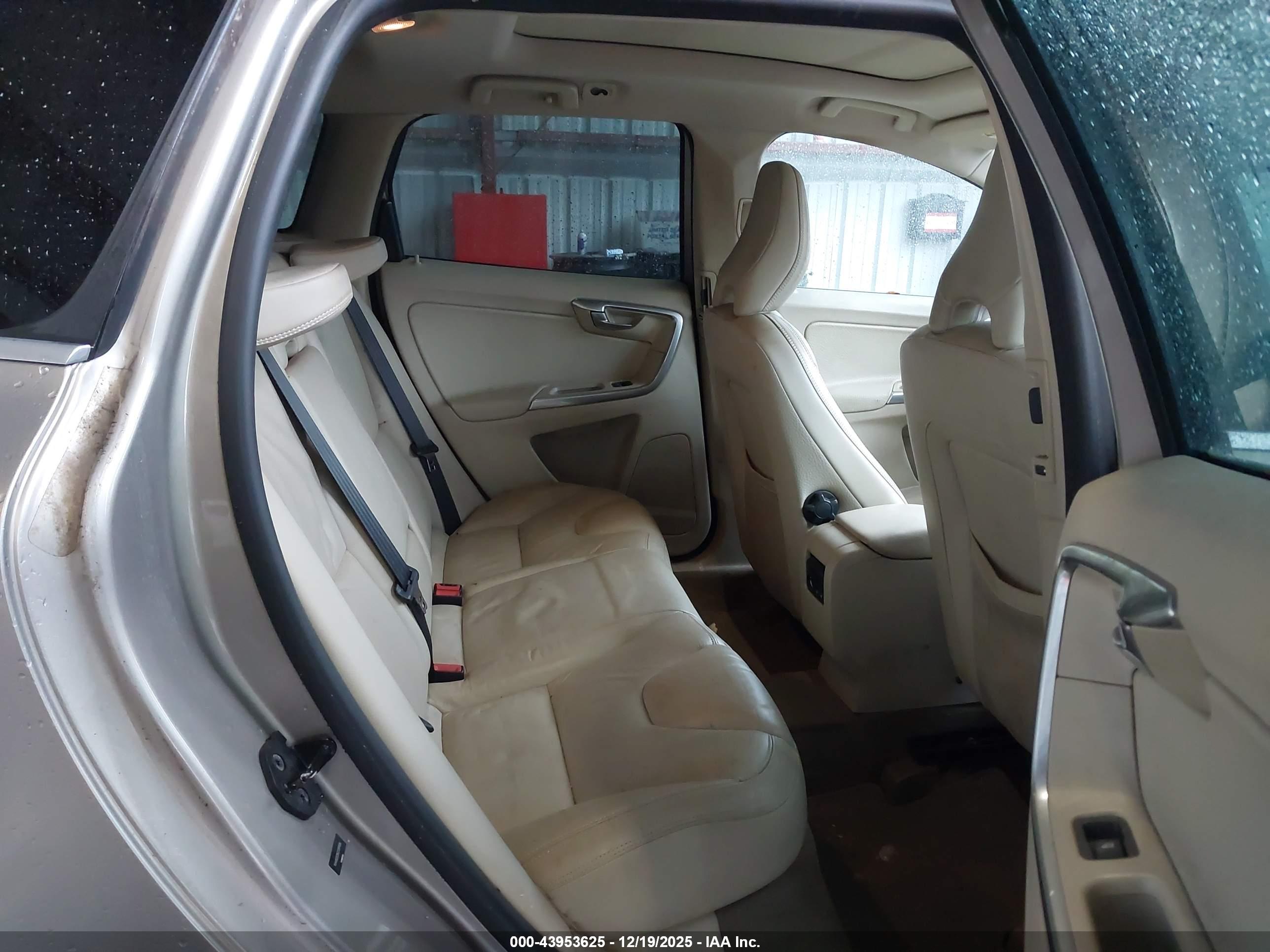VOLVO XC60 image 8