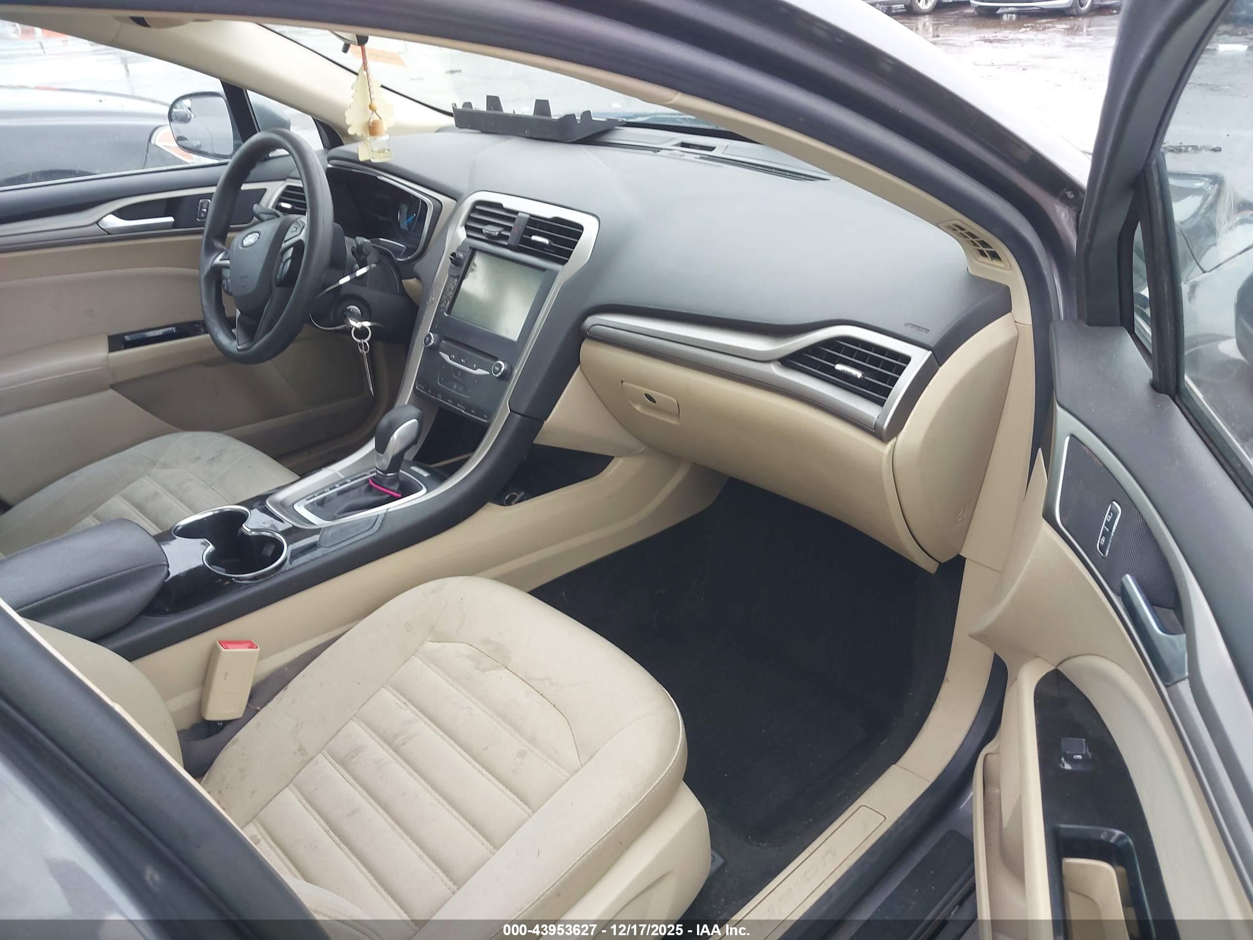 FORD FUSION image 5